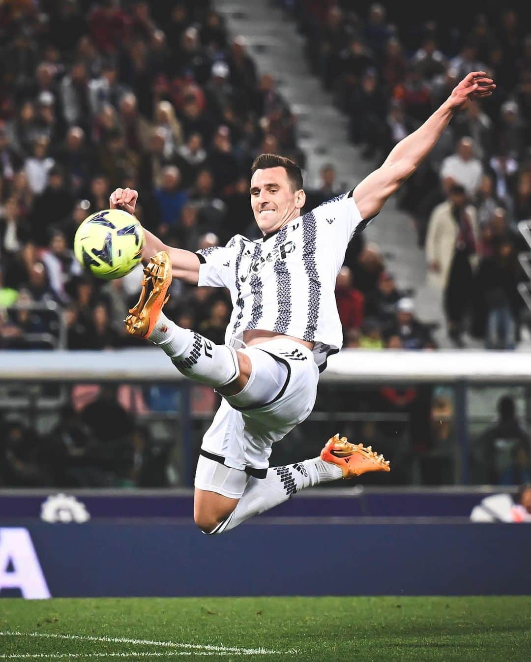 ユヴェントスFCさんのインスタグラム写真 - (ユヴェントスFCInstagram)「AIR MILIK ✈️  #BolognaJuve ⚔️」5月1日 5時25分 - juventus