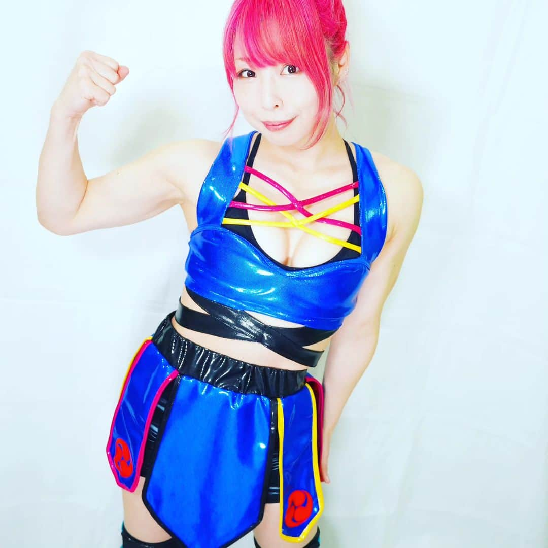 マドレーヌのインスタグラム：「New costume 増量期も終わったので、絞りに入ります、増やしすぎた  #女子プロレスラー #prowrestler #haircolor #colorbutter #pinkhair #pink #mybodymychoice #fit #派手髪 #ピンク髪 #カラーバター #ピンクヘアー  #ティンセル #rosa #분홍색 #핑크헤어 #розовыеволосы」