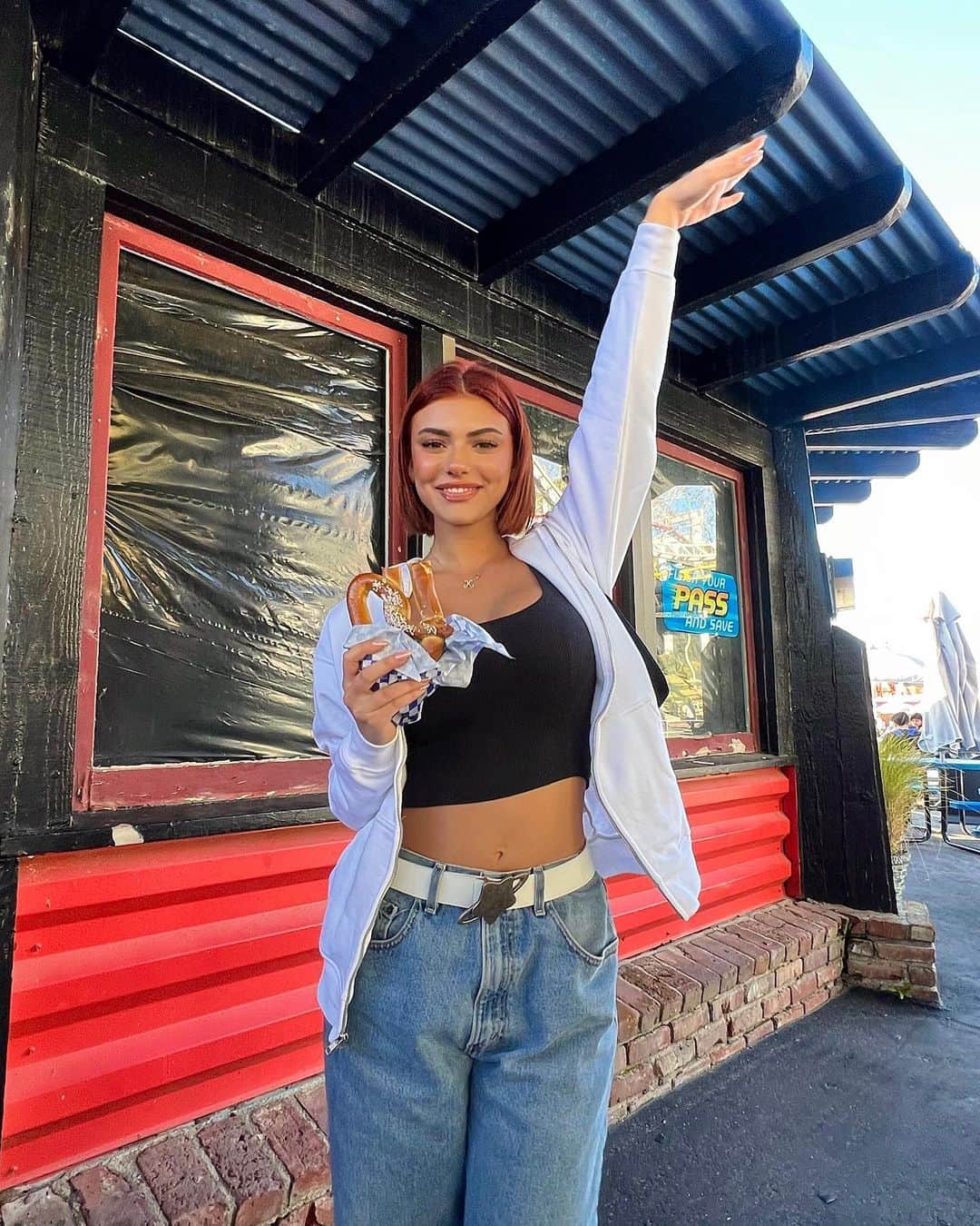 ケルシーのインスタグラム：「i wish i was on a rollercoaster right now  @fashionnova」