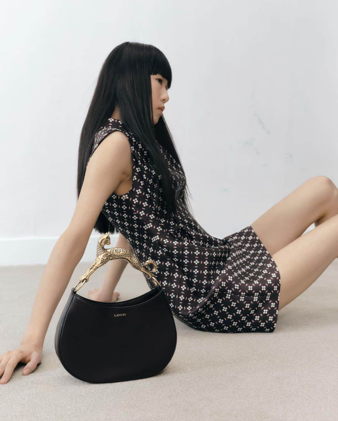 ランバンのインスタグラム：「The enduring style of the iconic Lanvin Cat bag.   #LANVIN」