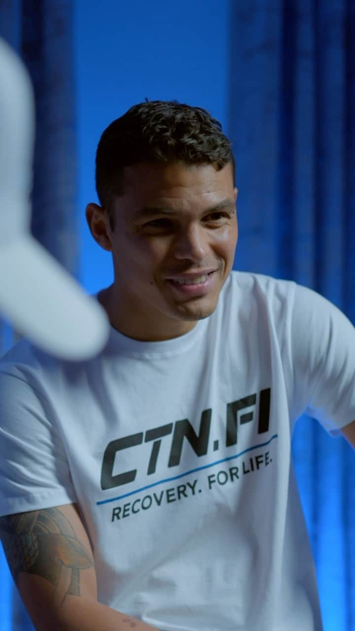 チアゴ・シルヴァのインスタグラム：「Recover Like Me 👊🏽 with @ctn.fi .  X°CRYO™️ electric localised cryotherapy device from @CTN.FI for targeting specific areas for maximum efficiency for relieving pain, increasing mobility and eliminating inflammation/swelling. CTN helped me to recover faster from my injuries in record time to be fit and ready to be in top form. ✅	Accelerates recovery after injuries and surgery ✅	Relieves chronic pain and joint inflammation ✅	Decreases swelling and oedema ✅	Accelerates muscle recovery ✅	Reduces lactic acids ✅	Increases mobility  #CTN #CryotechNordic #cryotherapy #xcryo #recovery  #wellbeing #rehabilitation #musclecare #ThiagoSilva  #TS6 #OhhhThiagoSilva  #Chelsea #ChelseaFC #CFC #WeAreBlue #BlueIsTheColour #ChelseaForever #KeepWalking」