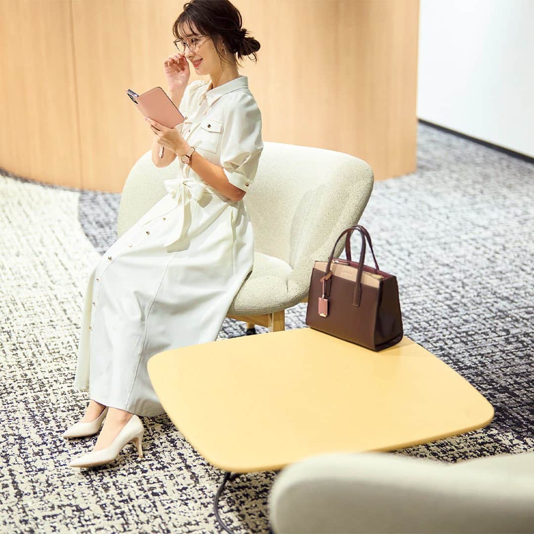 のインスタグラム：「5月1日《毎日レディコーデ》このコーデにときめいたら🤍をください✨  5月最初の日はきちんと感のある着こなしをテーマに！　クリーンなホワイトのワンピースを主役にすると清楚感あふれるコーデが完成します✨  アイテムの詳細はこちら💖 iPhone14 Proケース￥19,800、ショートストラップ￥2,750 #BONAVENTURA　 シャツワンピース￥17,600 #Noëla メガネ￥11,000 #OWNDAYS　 イヤリング￥13,200 #ランバンオンブルー（ヴァンドームヤマダ）　 時計￥24,200 #オリビア・バートン トートバッグ￥9,900 #ジュエルナローズ パンプス￥15,400 #ダイアナ  ☑️みんなのレディコーデ みなさんの今日のコーデを #みんなのレディコーデ をつけて投稿してください💖 素敵なコーデは、美人百花webサイト「美人百花.com」に掲載させていただきます。  #美人百花 #毎日レディコーデ #アラサーコーデ #フェミニンコーデ #美人百花コーデ #フェミニン好きと繋がりたい　#宮本茉由 さん」