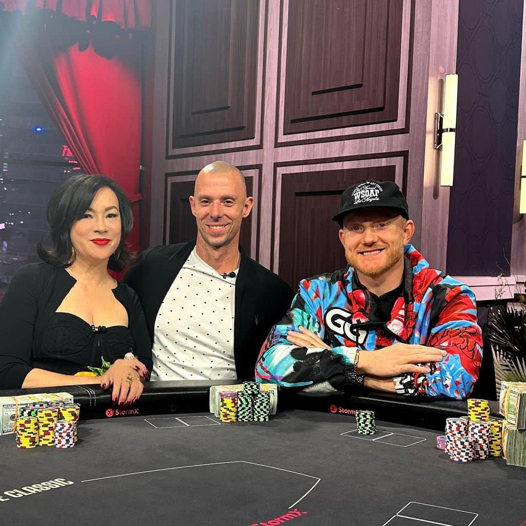 ジェニファー・ティリーさんのインスタグラム写真 - (ジェニファー・ティリーInstagram)「At the @pokergo studio filming another episode of #HighStakesPoker with @berkey11 and @jasonkoon  ❤️♠️♦️♣️ #poker」5月1日 6時25分 - jennifertilly