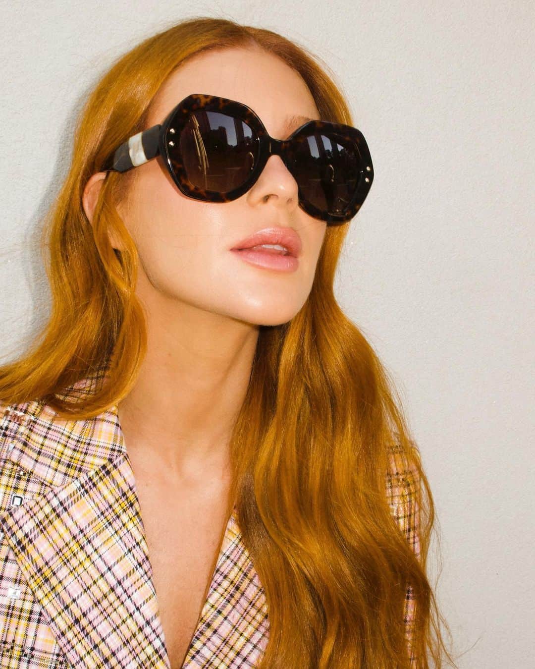マリーナルイバルボサのインスタグラム：「When the sun goes down, my @carolinaherrera eyewear still with me :)  #HerreraEyewear @oticasparis  #ad」