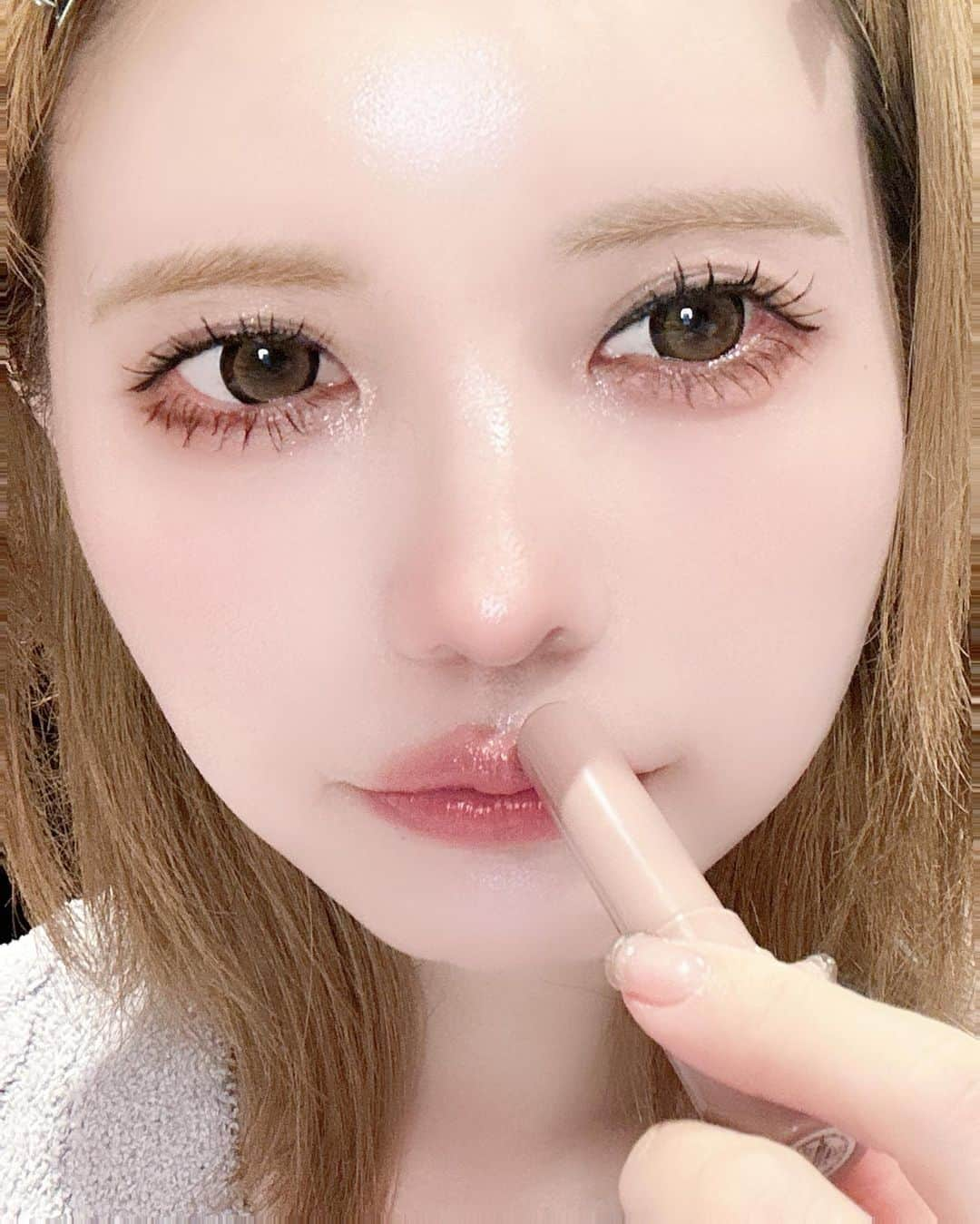 益若つばささんのインスタグラム写真 - (益若つばさInstagram)「おはよう☀甘めな日。仕上げにCandydollのリップ塗ると唇の保湿を保ち続ける。 @candydoll_official  お家用リップの方はそのまま眠れるよ。 まつげはDOLLYWINKのEasy lashのNo.16かな。 あえてマスカラをつけてたばたば感増した！ @dolly_wink   良い１日を👼🏻🤍 #makeup」5月1日 6時36分 - tsubasamasuwaka1013