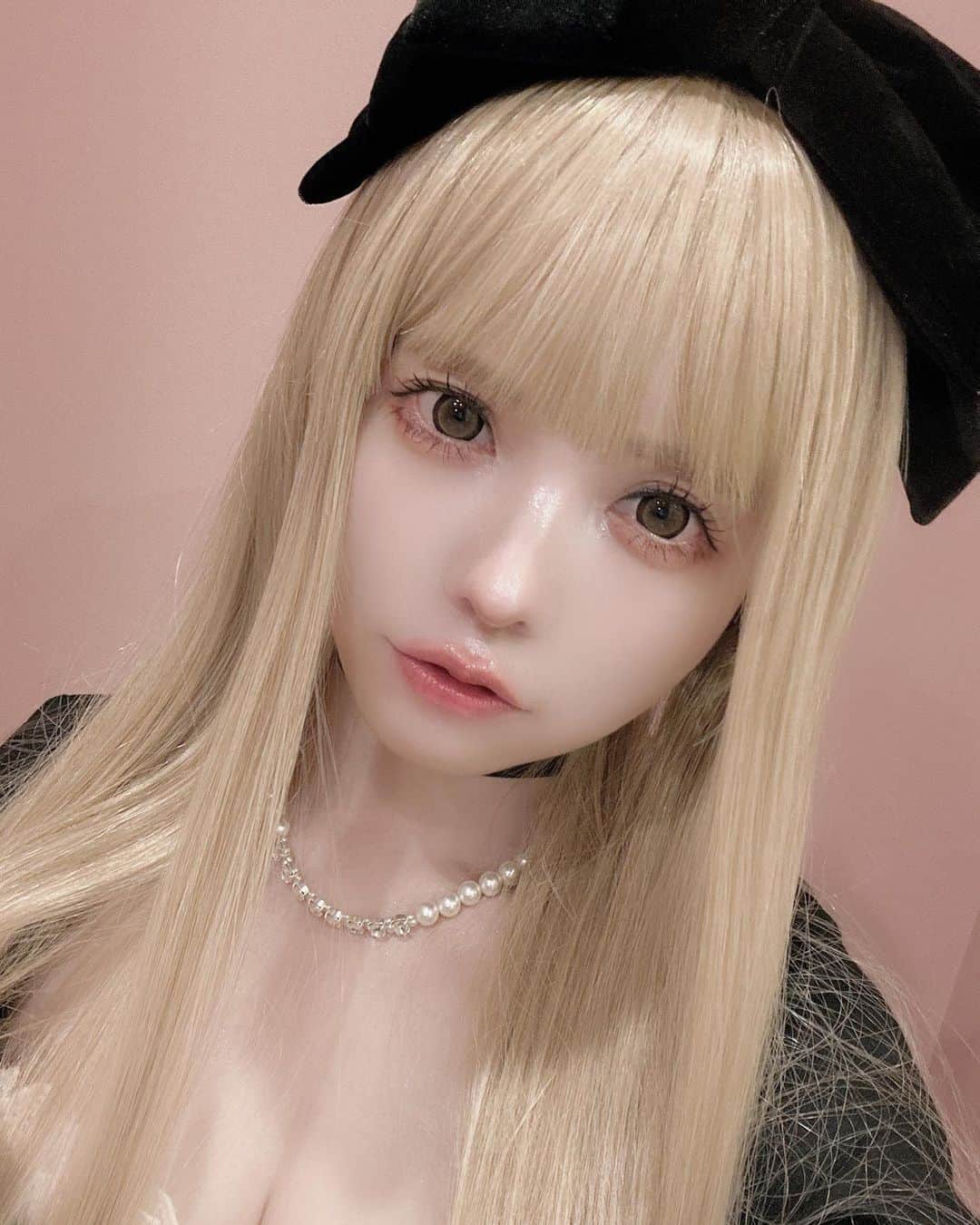 益若つばさのインスタグラム：「おはよう☀甘めな日。仕上げにCandydollのリップ塗ると唇の保湿を保ち続ける。 @candydoll_official  お家用リップの方はそのまま眠れるよ。 まつげはDOLLYWINKのEasy lashのNo.16かな。 あえてマスカラをつけてたばたば感増した！ @dolly_wink   良い１日を👼🏻🤍 #makeup」