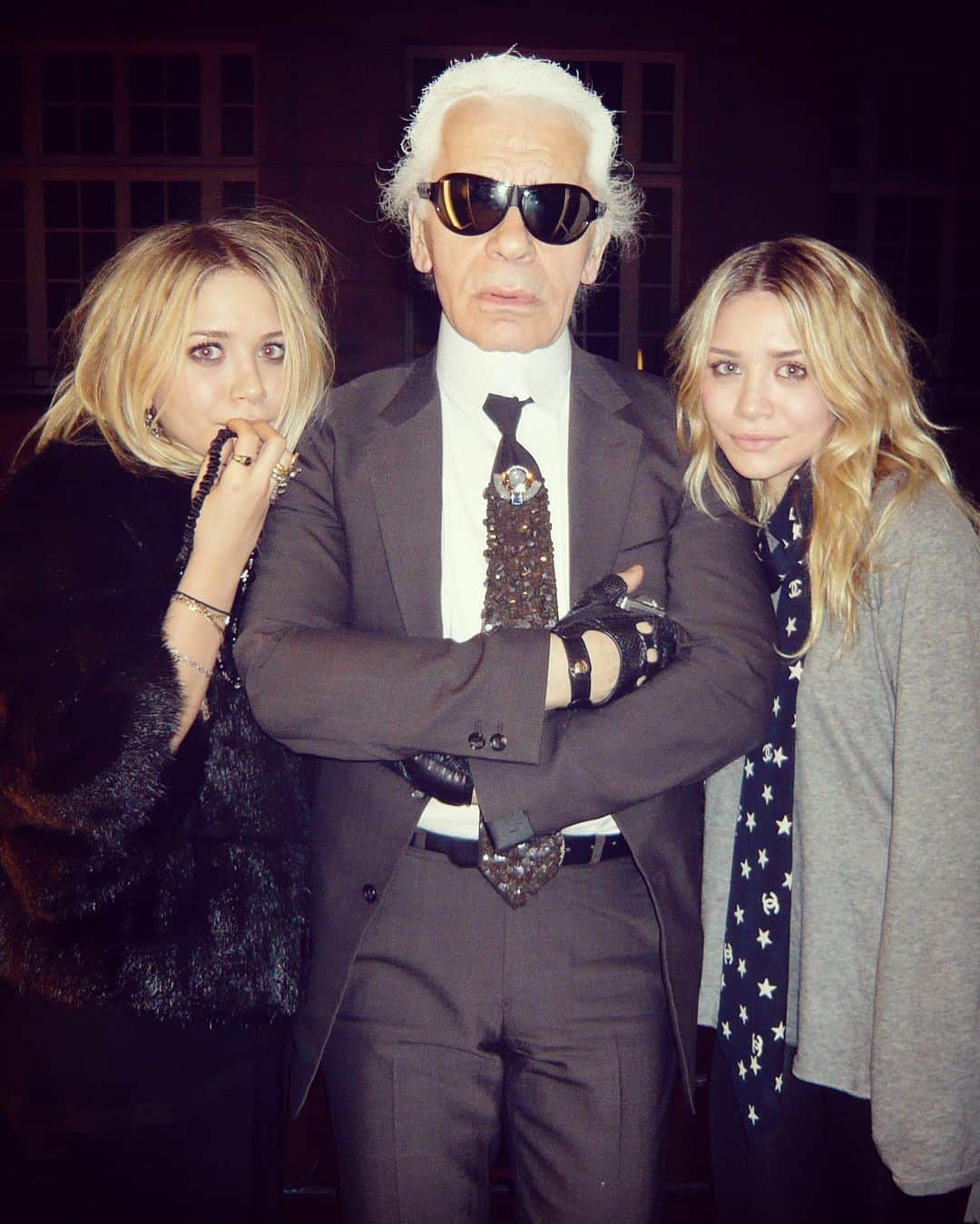 デレク・ブラスバーグのインスタグラム：「The irony of this year‘s #metgala theme is that its subject, Karl Lagerfeld, had a notorious disdain for nostalgia. “There is nothing worse than bringing up the 'good old days,” he once said. “To me, that's the ultimate acknowledgment of failure.” (The guy loved a one-liner. My other favorite Karl quotes: “If you are cheap, nothing helps,” and, “Trendy is the last stage before tacky.”) Even though Karl didn’t like to look back, seeing so much of him and his work dominate the cultural conversation again has been wonderful. The first time I went to his studio was in 2007, when Mary-Kate and Ashley Olsen invited him to be a subject of their book, “Influence,” which I worked on. He sat behind a desk bursting with books, sketches, iPod, markers, Diet Cokes and tear sheets while the Chanel studio swirled around him. In the years that followed, I worked with him on shoots and stories and trips around the world, from LA to Venice, from Edinburgh to Dallas. (I took the third pic at a Texan party with a mechanical bull.) Each experience with him was a pinch me moment because we all knew we were in the presence of greatness. He never complained, he never explained, he never slowed down. He could do ten jobs at once and still end every conversation with a devastating quip. He gave me a nickname, Beau Derek (get it?), that validated my whole existence every time he called me by it. What I miss most about Karl is his cheeky sense of humor, and how he’d make clever, devilish comments just to test if people could keep up with his wit. The fashion world has felt a little less fabulous without him, so I’m looking forward to all our feeds being dominated by King Karl again. Find me on @voguemagazine’s live stream from the red carpet tomorrow at 630pm exclusively on Vogue.com」