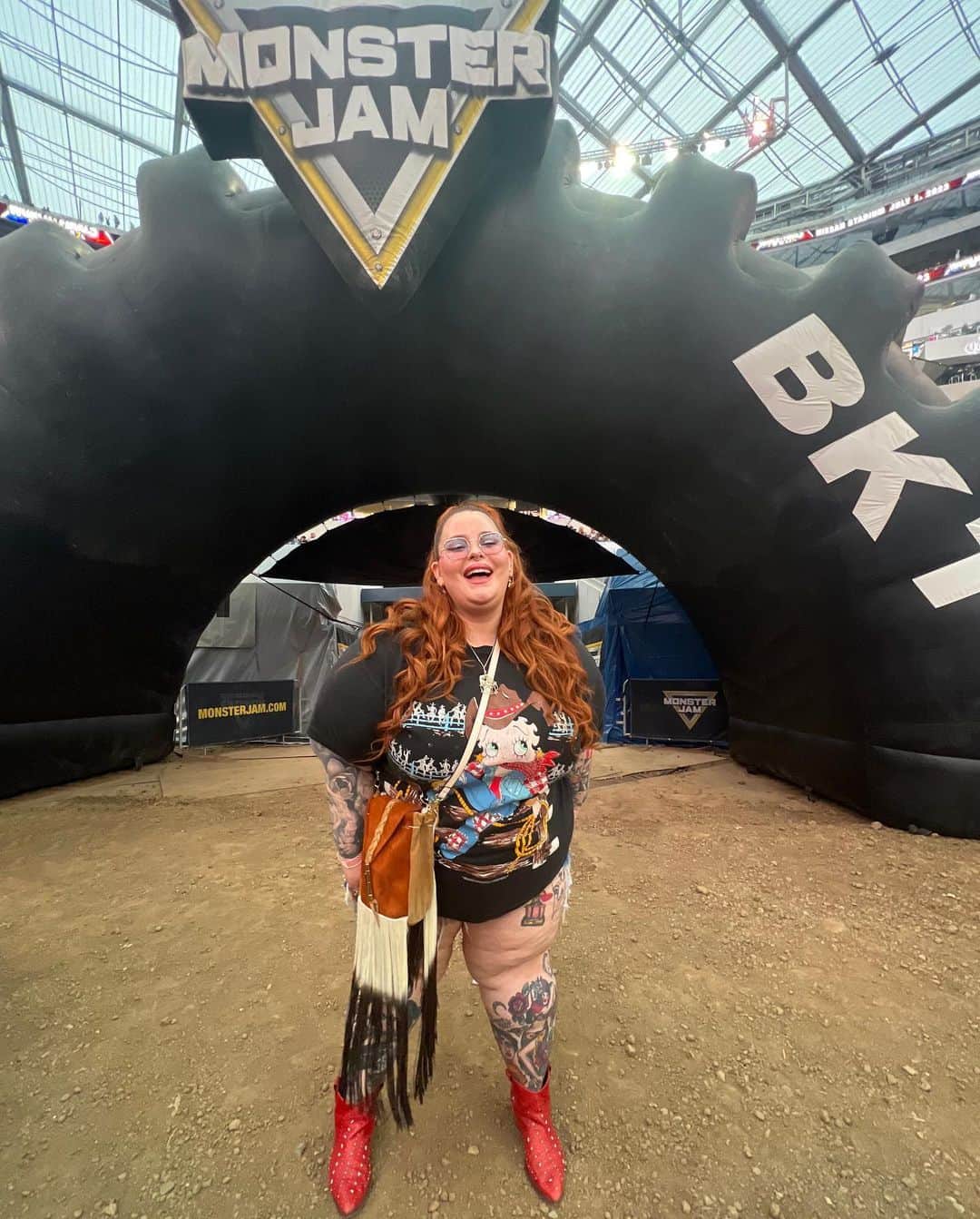 テス・ホリデーのインスタグラム：「you can keep coachella, I’m a monster truck girl🤘🏻🛺🤣🛞   thank you as always to @thebillhorn & @marquecomm for making @monsterjam a tradition in our family & something we look forward to every year! I’m so glad my step mom got to experience it with us this time too & I want to publicly apologize bc she is still sad I didn’t introduce her to @sarahmgellar aka Daphne (Buffy to me🔪) 😩  hair @angelinapanelli duh  tee @ebay vintage  shorts @goodamerican  purse @evilpork666 ❤️‍🩹  attitude baby jesus #monsterjam #monstertrucks #sofistadium #vintageclothing」