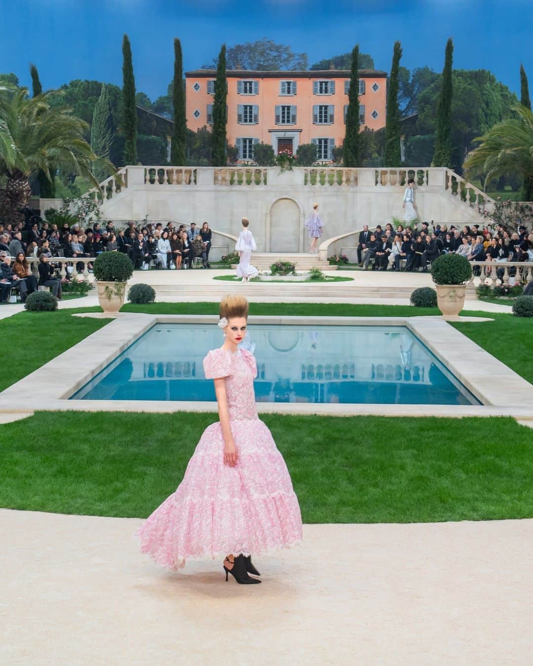 Vogueさんのインスタグラム写真 - (VogueInstagram)「Just as anticipation surrounded the unveiling of a new #Chanel collection when the late #KarlLagerfeld was at the helm, the big reveal of the show set was always a guaranteed moment at Paris Fashion Week—a tradition his successor #VirginieViard is continuing. Over the years, Chanel models have walked runways that riffed on cafés and casinos, icebergs, supermarkets, space rockets—and even enormous bottles of Chanel No. 5.  At the link in our bio, revisit some of the most memorable Chanel show sets from seasons past.」5月1日 7時01分 - voguemagazine