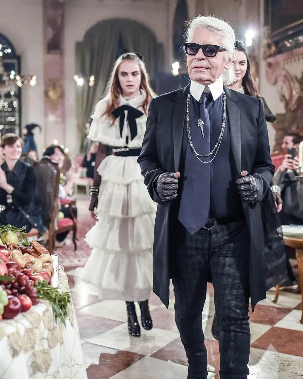 Vogueさんのインスタグラム写真 - (VogueInstagram)「Just as anticipation surrounded the unveiling of a new #Chanel collection when the late #KarlLagerfeld was at the helm, the big reveal of the show set was always a guaranteed moment at Paris Fashion Week—a tradition his successor #VirginieViard is continuing. Over the years, Chanel models have walked runways that riffed on cafés and casinos, icebergs, supermarkets, space rockets—and even enormous bottles of Chanel No. 5.  At the link in our bio, revisit some of the most memorable Chanel show sets from seasons past.」5月1日 7時01分 - voguemagazine
