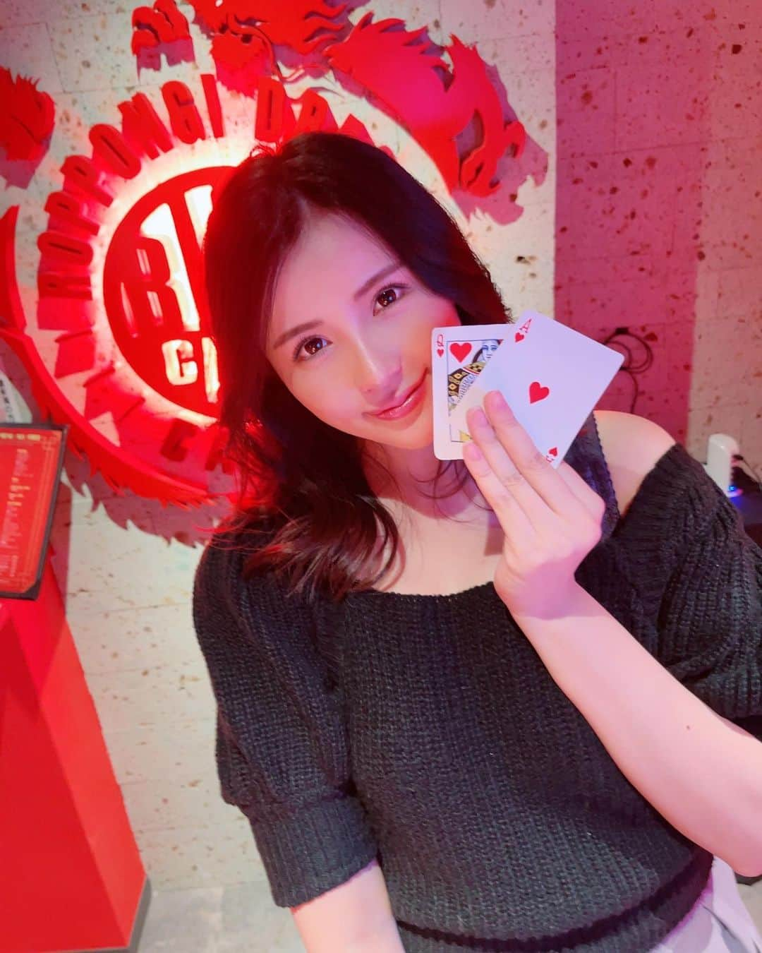 空陸海ゆきなさんのインスタグラム写真 - (空陸海ゆきなInstagram)「大人の遊び場🃏♥️ 六本木交差点からすぐ近くにある BLOW六本木DORAGON @blowdragonsix   ドリンクは飲み放題で 今カジノはポーカーが流行っているので ポーカーのみの専門店ばかりだけどこのお店の良いところは ルーレット、ブラックジャック、バカラ、ポーカーと いろんなカジノが楽しめる所✨✨ ちなみにポーカーの講習もしてくれるの☺️！凄くない？  初心者でもふらっと入れるお店だよ  ぜひ行ってみてね✨✨  #六本木 #ポーカー好きな人と繋がりたい  #ポーカー女子 #カジノ #六本木交差点 #カジノバー #ルーレット #バカラ」5月1日 7時02分 - yukinamilk