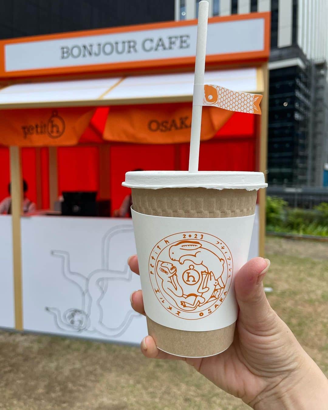川村ひかるのインスタグラム：「❤︎ Petit h Cafe☕️  中之島美術館にいって2展示エリアとカフェは予約なしでも楽しめるよ🎵 お買い物は公式サイトでも一部はできるから遊びにいく価値あり🍊  お買い物エリアは写真NG 面白いオブジェたくさんありました🤭🎁  #エルメスプティアッシュ  #中之島美術館  #エルメスプティアッシュカフェ」