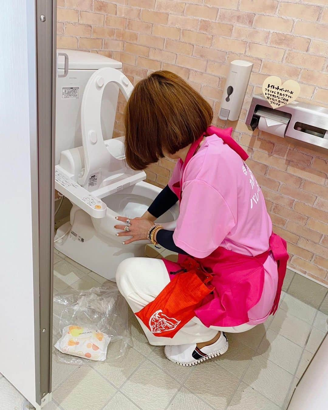 岩本初恵さんのインスタグラム写真 - (岩本初恵Instagram)「朝から トイレ掃除🧼🧹  気持ちいいです お客様への感謝 家族への感謝 スタッフへの感謝  心から返せるのは トイレ掃除  今日から5月 うさぎ年の今年 ここから跳ねて 行きますね  ゴールデンウィーク 皆様も事故のない様に 楽しんで下さいね  そして今日から はっちゃんの オンラインサロンが 募集されてます  今月は多くなってますので１０名様 限定募集です  全額寄付しながら 学んでもらい 運を上げて  縁を広げていける オンラインサロン  voicyからオンラインサロン 学んだ分だけ 収入は高くなります  運気アップ お待ちしてます❤️  #トイレ掃除 #運気アップ #金運 #ありがとう #幸せ #オンラインサロン  #募集開始 #人生変わる  #健康  #仕事  #人間力」5月1日 7時17分 - hatsue_iwamoto