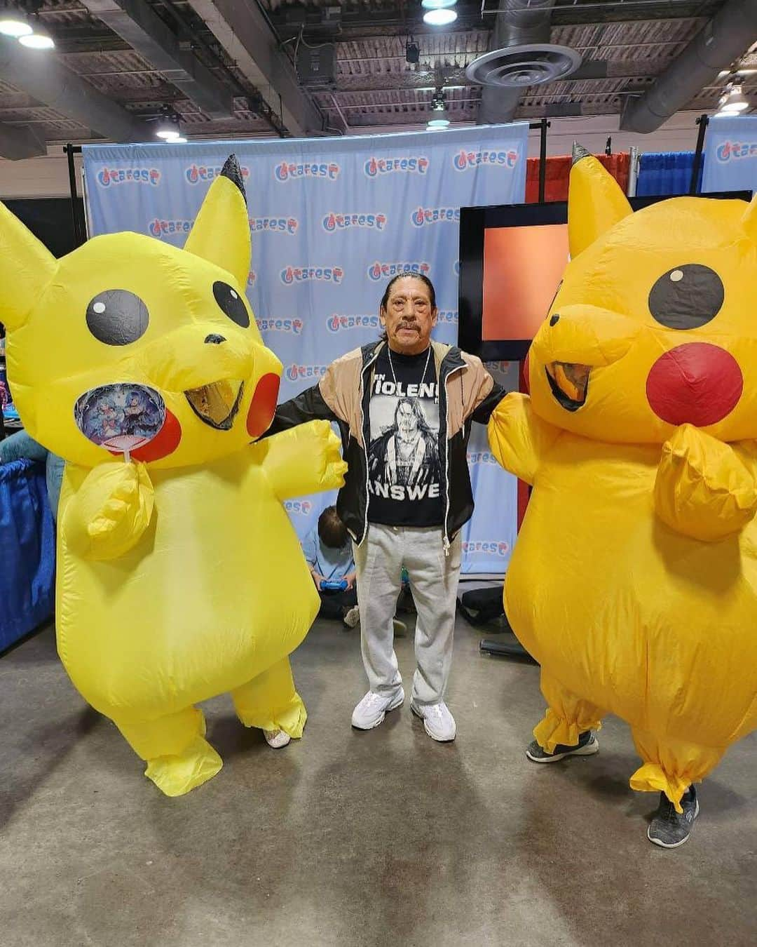 ダニー・トレホさんのインスタグラム写真 - (ダニー・トレホInstagram)「Fun weekend here at 🇨🇦 @Calgaryexpo! Hanging out with @theofficiallouferrigno and I made some new friends! #CalgaryExpo」5月1日 7時14分 - officialdannytrejo