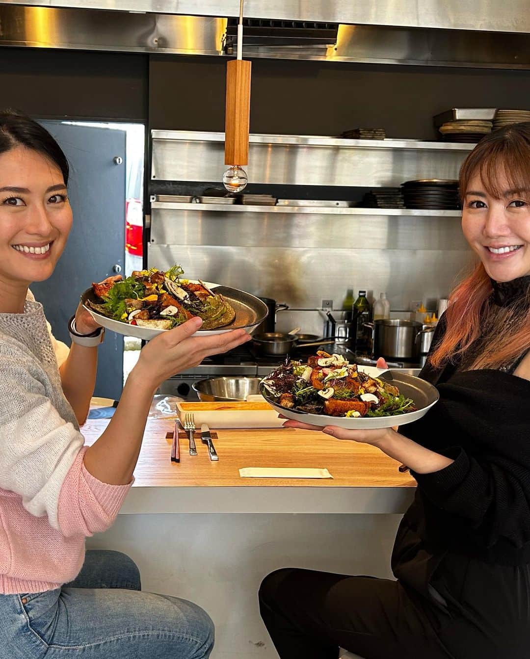 矢吹春奈のインスタグラム：「今年で２２年のお付き合いになる大親友のエリちゃん🥰💖　頑張り屋さんでおっちょこちょいな人っていうキャプションが一番相応しい可愛い人。何でも腹を割って話せる大切なお友達。私の人生にはそういう友人が何人か居るけど、その人達のおかげで今日の私が在る。 楽しい時も悲しい時も、間違ってる時はお互いにハッキリと指摘し合う。遠くに居てもそれらの事を分かち合える。そんな親友が私の人生に居てくれて今世でも会え時を共にしている事の奇跡に感謝が止まらない。 ありがとう✨🙏✨」