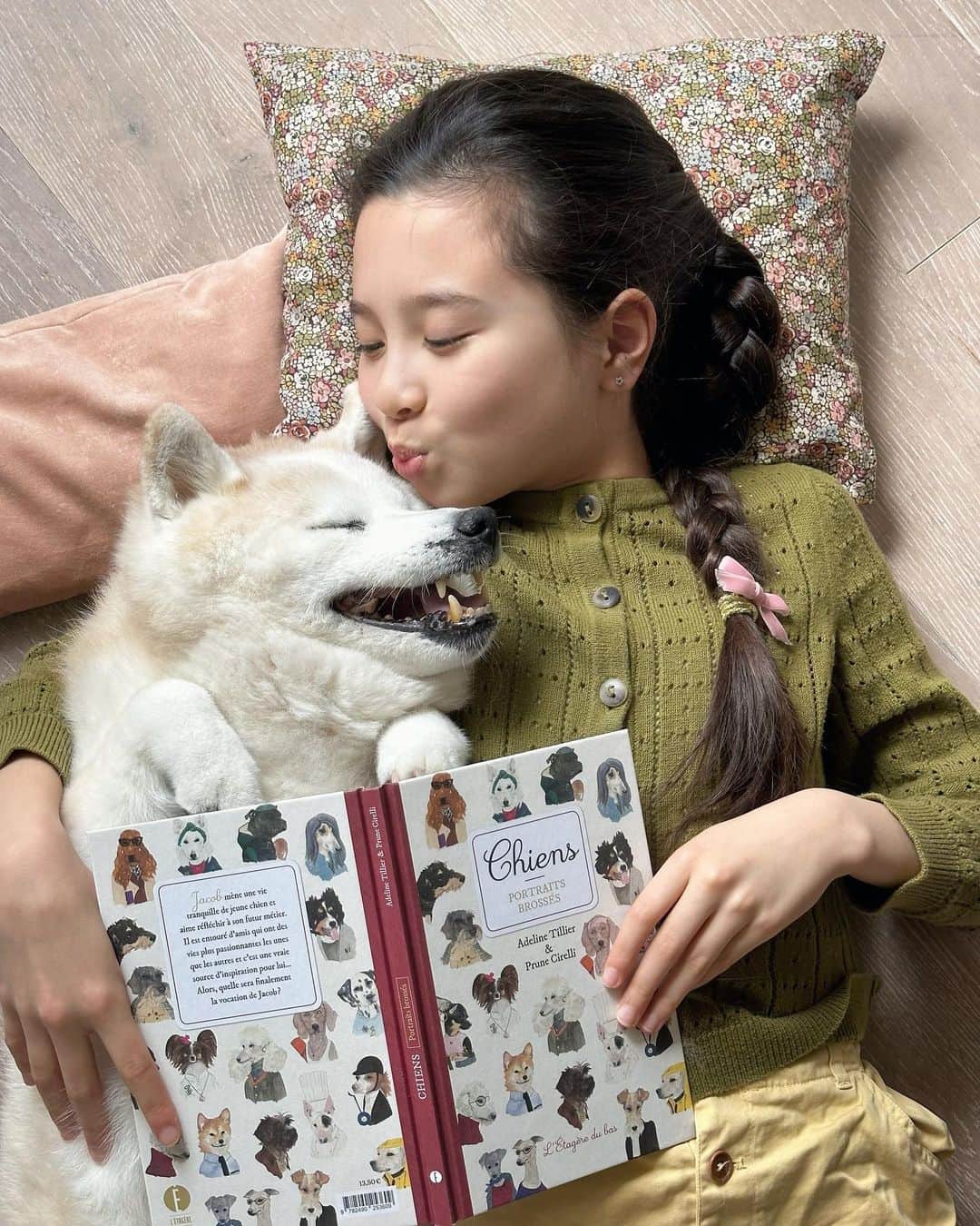 フィロとポンポンのインスタグラム：「. Pompon: Merci pour la lecture, Philo, c’était une histoire passionnante !🐾 Philo: J’étais sûre et certaine qu’elle te plairait !🐾  📚“Chiens-Portraits brossés” de @adelinetillier & @prunecirelli aux @editions_de_letageredubas」