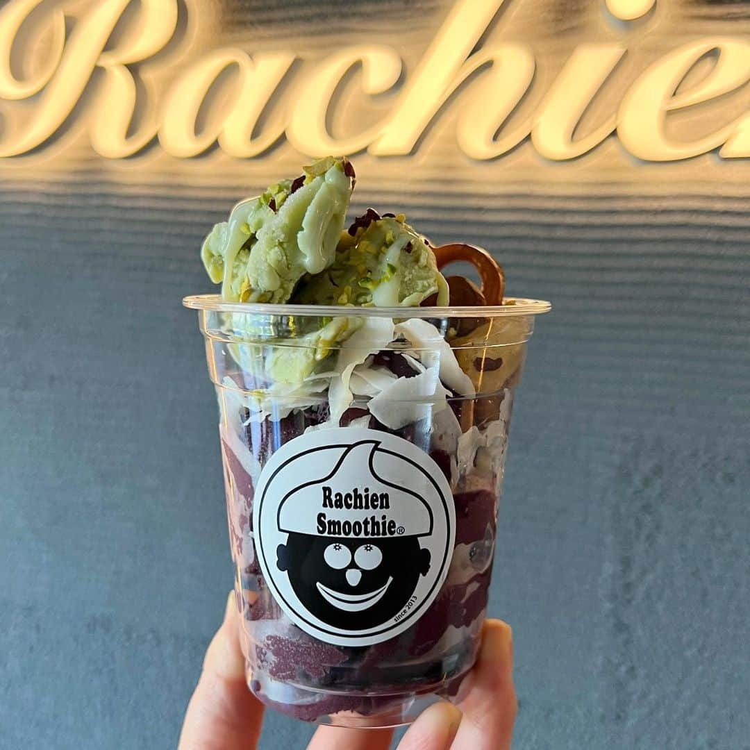 Rachien Smoothieさんのインスタグラム写真 - (Rachien SmoothieInstagram)「. . 🥜 Pistàcchio Dream Cup 🥜  GW限定メニュー！  人気のピスタチオドリームがカップタイプになって登場です。  これ、去年の夏に大反響だったまかないメニュー！  アサイー、ココナッツチップス、オーガニックピーナッツバター、ピスタチオジェラート、ピスタチオフレーク、ブラジルナッツ、カカオニブ。  見えないけれどプレッツェルもオン🥨！  おいし！  アサイーボウルより量が少なめ、気軽なワンハンドスタイル。  5/3〜5/7のGW限定となります🌿  テイクアウトも可能です。  蓋もせず、このスタイルでお渡しします。  溶ける前にすぐに召し上がってくださいね！  ⚠️5/1&5/2はお休みです。」5月1日 7時37分 - rachiensmoothie