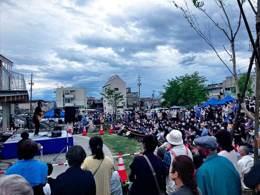 馬場俊英さんのインスタグラム写真 - (馬場俊英Instagram)「私の出身地である埼玉県寄居町の駅前施設のオープニングイベントに参加。  歌っているのは駅前ですが、こうして写真で見ると遠くの山並みや広い空がまるでどこかの高原のキャンプ場に来て歌っているかのように見えます。  今回、駅前にこうしたスペースが作られたということなんです。  会場はリラックスした町のみなさんのおかげで、前日の「勝手にハミング」とはまた違うタイプのあたたかさに包まれ、なんともいえずほのぼのしました🙂  まるで大きな親戚の集まりのようでしたが、実際、私の母や親戚の叔母さんたちも集まってくれました😅  雨も微妙でしたがなんとかだいじょうぶそうだったので、開演直前にスタッフの皆様の男の決断で頭上のテントも外し開放的な空間となりました。  ライブは60分。急遽アドリブで寄居ソングも作り「Y・O・R・I・I」のコール＆レスポンスも盛り上がりました！ありがとうございました。  お声がけくださった町の皆様、お集まりいただいた寄居町の皆様、足を伸ばしていただいた皆様、ありがとうございました。  テレ玉のスタッフの皆様も取材＆撮影に来てくださいました。ありがとうございました。チラリご紹介してくださるそうです。  皆様、ぜひ寄居町に足を運んでみてください。見どころやグルメもたくさんです。  #馬場俊英 #寄居町」5月1日 7時51分 - babatoshihide