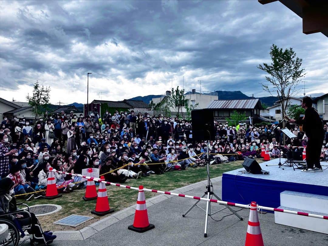 馬場俊英のインスタグラム：「私の出身地である埼玉県寄居町の駅前施設のオープニングイベントに参加。  歌っているのは駅前ですが、こうして写真で見ると遠くの山並みや広い空がまるでどこかの高原のキャンプ場に来て歌っているかのように見えます。  今回、駅前にこうしたスペースが作られたということなんです。  会場はリラックスした町のみなさんのおかげで、前日の「勝手にハミング」とはまた違うタイプのあたたかさに包まれ、なんともいえずほのぼのしました🙂  まるで大きな親戚の集まりのようでしたが、実際、私の母や親戚の叔母さんたちも集まってくれました😅  雨も微妙でしたがなんとかだいじょうぶそうだったので、開演直前にスタッフの皆様の男の決断で頭上のテントも外し開放的な空間となりました。  ライブは60分。急遽アドリブで寄居ソングも作り「Y・O・R・I・I」のコール＆レスポンスも盛り上がりました！ありがとうございました。  お声がけくださった町の皆様、お集まりいただいた寄居町の皆様、足を伸ばしていただいた皆様、ありがとうございました。  テレ玉のスタッフの皆様も取材＆撮影に来てくださいました。ありがとうございました。チラリご紹介してくださるそうです。  皆様、ぜひ寄居町に足を運んでみてください。見どころやグルメもたくさんです。  #馬場俊英 #寄居町」