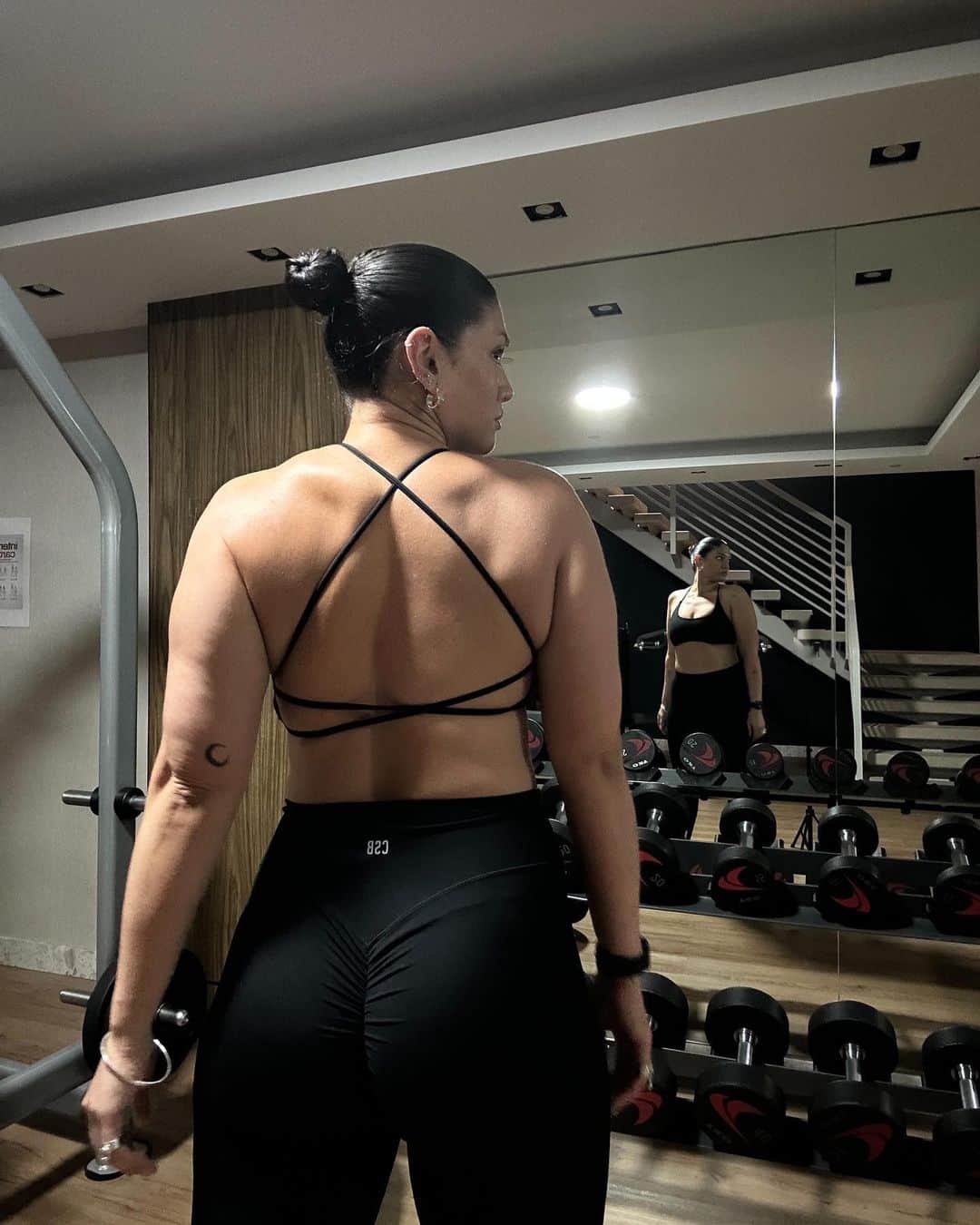 La'Tecia Thomasのインスタグラム：「Ready for Tomorrow’s back day!  Save the is workout🫶   I don’t have much equipment in my gym so this is what we’re working with. If you don’t have a gym I’m going to link a video I think could work for you at home 🤍  Listen to your body regarding how heavy you lift and how many reps you will do. You can either lift heavier weight or go lighter/ body weight! You know what’s best for you 🫶  1. 4 sets - Bent over rows( I’m aiming to go heavier so 6-8 reps) 2. 4 sets -Reverse flys( going lighter so 10-12 reps) 3. 3 sets -Renegade dumbbell row(12 reps,  can be modified to knees, also if you dont have heights maybe try shoulder taps or alternate extending a single arm forward)  4. 3 sets Superman’s (12 reps, with the option of slowly moving arms around to your back, the slower you go the harder)  5. 4 sets Cable lat pull down (I’m aiming to go heavier so 6-8 reps)  6. 4 sets Cable lat extensions ( going lighter so 10-12 reps)  7. 4 sets cable row ( going lighter so 10-12 reps)」