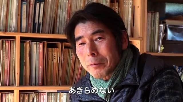 三宅洋平のインスタグラム：「【大地の再生で古井戸を復活する】  エネルギーや食糧をグローバルシステムに依存していると、いざという時に簡単に値上げされて右往左往したり品質が劣化していても気付きにくかったりする。上水、下水含めた「水」の問題もまさにそれで、水道水の残留農薬の基準が大幅に緩和されるなど、時代に逆行した日本の水事情は、山と川に囲まれた世界有数の水大国としての土壌のポテンシャルを見殺しにして大企業による機械汲み上げのペットボトルに依存している。  飲用水にこだわるとなると田舎であれば近所に美味しいと評判の湧き水のある場所があったりして、自宅の敷地に湧き水や井戸がない場合は月に１、２度そこまでポリタンクを積んだ車で汲みに行く生活になるのだが、水の味が分かるようになるとなかなか水道水を飲む生活には戻れない。米を洗うにも麺を茹でるにも茶を淹れるにも全て使うので、水汲みは重要な仕事となる。そして人が手汲みする水場は適度に人が出入りすることで、周辺環境も荒れることなく保全される。  でも、ロックダウンや戦争で簡単にグローバル経済が停められることが改めて身に染みた時に、車に依存した山暮らしはガソリンや電気が高騰したり、場合によって供給が停止したりすると身動きが取れなくなるので、ライフラインにおける個人や地域単位での「自給」とか「オフグリッド化」がやはり大切になると再認識した。  そこで、家屋から徒歩３分程度の谷あいにある古い井戸は以前から気になっていたが、ポートランドからマット・ビボウも久しぶりにやってくるこの節、大地の再生の杉本圭子さんをお呼びして井戸の再生をやってみようという気運になった。その流れで大地の再生の顧問を務める新井章吾さん（（株）海藻研究所）も現地を見にきてくれて、土壌と水の流れについてお話をしてもらうことになった。  久しぶりのワークショップ開催だが、なんだかすごい顔ぶれになってきた。地表の表面的なことだけではなく、土壌の空気や水の流れから菌や微生物、植物の生態系までを意識して、アスファルト・コンクリ・農薬や重機による農業、などで長年の「目詰まり」を起こしている環境を再生する「大地の再生」メソッドは、今この大地にある問題点が見えてくる。それだけではなく、それをどう改善できるかが見えてくる。そうすると、日ごろ何気なく見ていた薮や泥沼が、清流やビオトープに戻る「希望」が見えてくる。  今、一人でも多くの人がこれを理解して生活様式に取り入れることで、本質的な環境改善と保全が可能となる。そこから社会システムや法整備へと繋げていく、草の根の「文明作り」。  みなさまのご参加を、お待ちしています。（映画の定員は150名、ワークショップの定員は30名です）  5/16『『杜人(もりびと) 〜環境再生医　矢野智徳の挑戦』上映会 イノベーションヒルズ　大ホール（岡山県加賀郡吉備中央町吉川4124-5）  17:00　開場（出店スタート） 18:50　開演、挨拶 19:00　『杜人(もりびと) 〜環境再生医　矢野智徳の挑戦』上映会（101分） 20:40　映画鑑賞シェア会＆交流会 21:30　終演予定  【参加費】 1,500円 （高校生以下無料）  【託児について】 一名につき500円 要事前申し込み ※定員あり ※託児時間は、18:30〜21:00まで  5/17-18　ワークショップ（岡山県加賀郡吉備中央町高富1916）  「古井戸の再生と水の自給について学ぶ」 ＊雨天決行、大雨や雷の場合は中止  Day.1：5月17日 10:00〜17:00　作業 　　　　　　　19:00〜21:00新井章吾さん講座 Day.2：5月18日 10:00〜17:00　作業 　　　　　　　19:00〜21:00 Matt Bibeau講座  【参加費】 完全ドネーション制（自由料金）  【持ち物】 スコップ(大小)、 ノコ鎌、手ノコ(ノコギリ) 三つ目鍬があればよく使います。 ない人は、じょれんや平鍬でも可。 軍手、長靴 あるものをなるべく持ってきていただき、ない人は貸し出し用も用意します。 ある人は草刈機、チェーンソーを持参してください。 ＊天気によっては、カッパもご用意下さい  【宿泊先】 宿泊先はご自身でご予約お願いします。 近場のキャンプ場はこちらになります。 ・小森キャンプ場 ・湯の瀬キャンプ場 ・チロリン村  （やることを簡単にまとめると）  ・近所の谷あいにあるかつての共用井戸を、ひとまず水質検査して現在の状態を数値化。環境整備後しばらく経過してからの水質を検査して比較。 ・ポンプで１度汲み出すと新たに湧き出てきて、それだけでも結構きれいになるらしい。汲み出しのシステムを使わなくなったソーラーパネルと風呂用ポンプなどで構築。 ・井戸の周辺環境（湿地、藪、池など）の整備。風と水の流れを自然地形に近く再生することで動植物の生態系が変化。土中のガスや水の溜まりを動かして、流れる環境を作る。湿地の藪を清流とビオトープに。→土中の水の流れが健全化すると井戸の水質も良化する。」