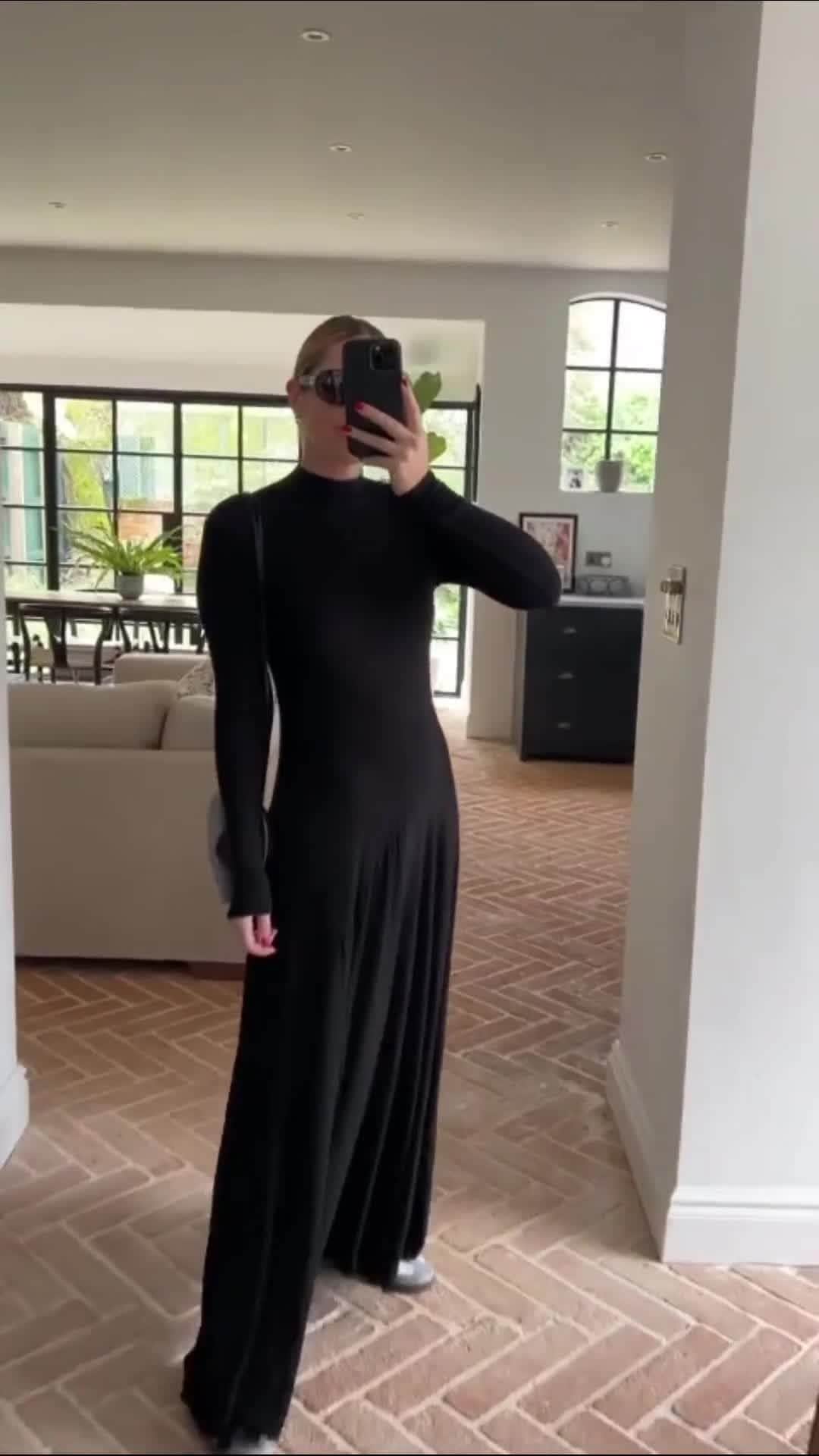 freepeopleのインスタグラム：「@emmarosestyle is forever chic in our new favorite dress. Link in bio.   #whenyouwearFP」