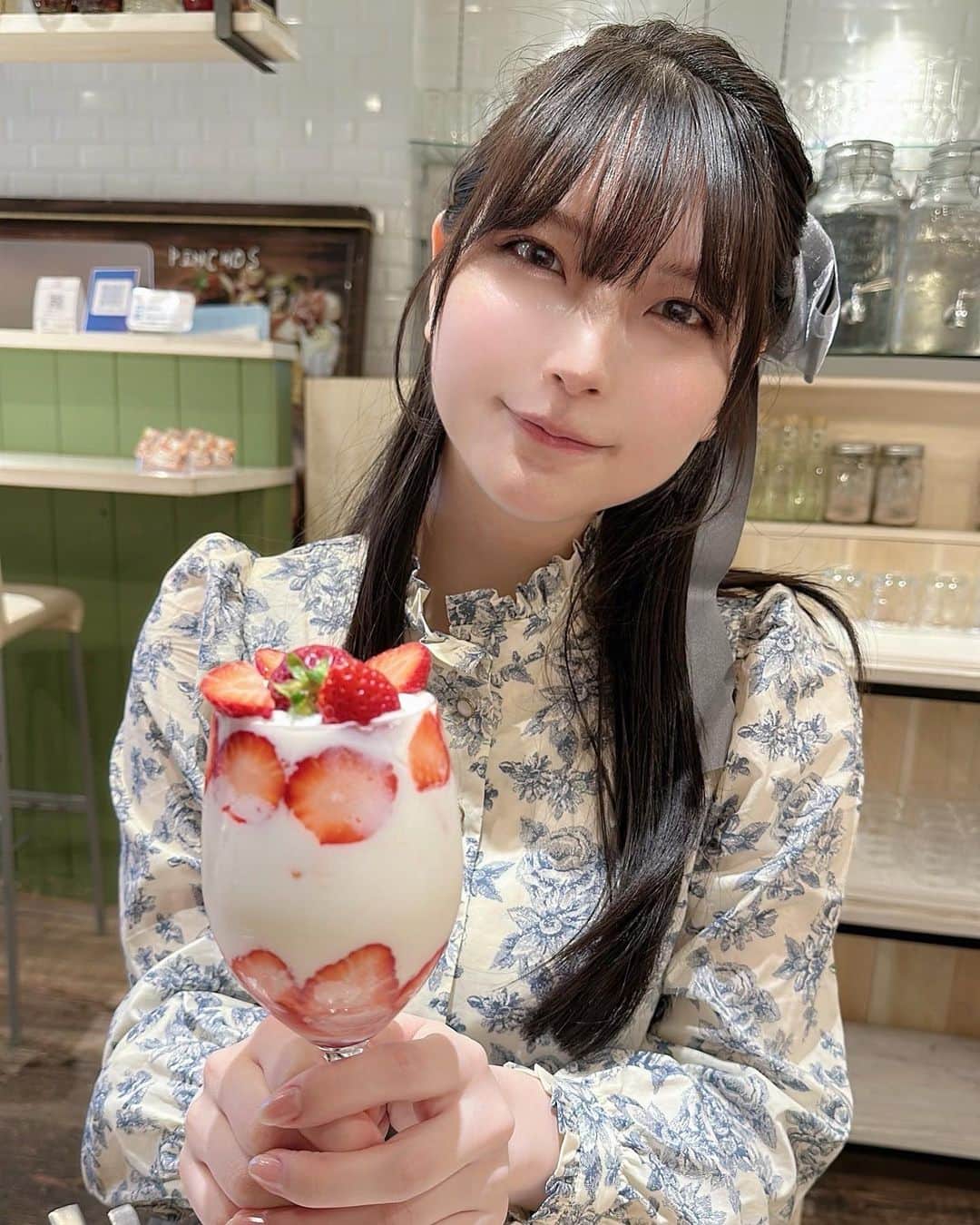 あまつ様さんのインスタグラム写真 - (あまつ様Instagram)「🥞 ⁡ ⁡ 大阪に遊びに行ったんだけど ⁡ 大阪全く関係ないスフレパンケーキでお腹を満たしました🍰 ⁡ ⁡ 2枚目はいちごミルク🍼🍓 ⁡ ⁡ その前にたこ焼きもお好みも食べたよ🙆‍♀️ 初めて聞いた"大阪うどん"なるものも食べたんだけど、有名なの？？ ⁡ ⁡ #あまつまりな #あまつ様 #セルフィー #私服」5月1日 7時59分 - r_ap82_