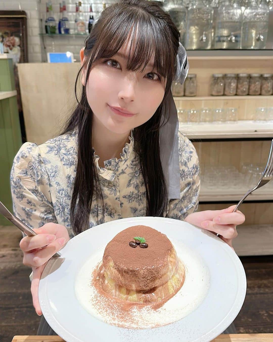 あまつ様のインスタグラム：「🥞 ⁡ ⁡ 大阪に遊びに行ったんだけど ⁡ 大阪全く関係ないスフレパンケーキでお腹を満たしました🍰 ⁡ ⁡ 2枚目はいちごミルク🍼🍓 ⁡ ⁡ その前にたこ焼きもお好みも食べたよ🙆‍♀️ 初めて聞いた"大阪うどん"なるものも食べたんだけど、有名なの？？ ⁡ ⁡ #あまつまりな #あまつ様 #セルフィー #私服」