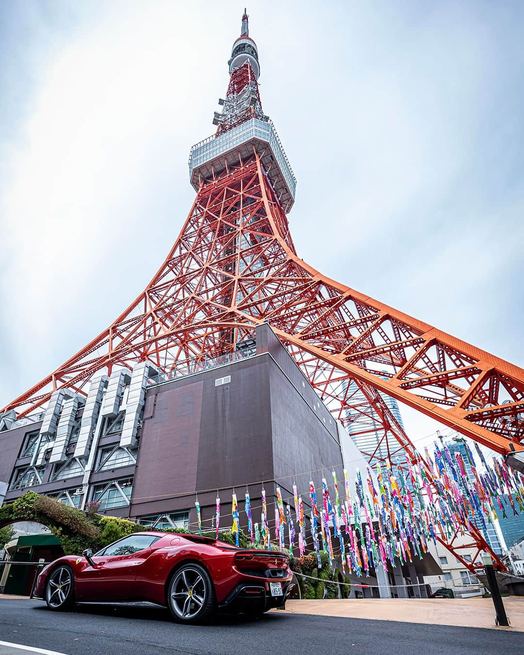 Ferrari Japanさんのインスタグラム写真 - (Ferrari JapanInstagram)「コンパクトにしてモダン。#Ferrari296GTB のアイデンティティを体現する美しきフォルム。  #Ferrari #フェラーリ #296GTB #FerrariJapan #LuxuryLifestyle #LuxuryCars #CarLifestyle #Ferraristi #ラグジュアリーカー  #carstagram  #鯉のぼり #東京タワー」5月1日 8時00分 - ferrarijpn