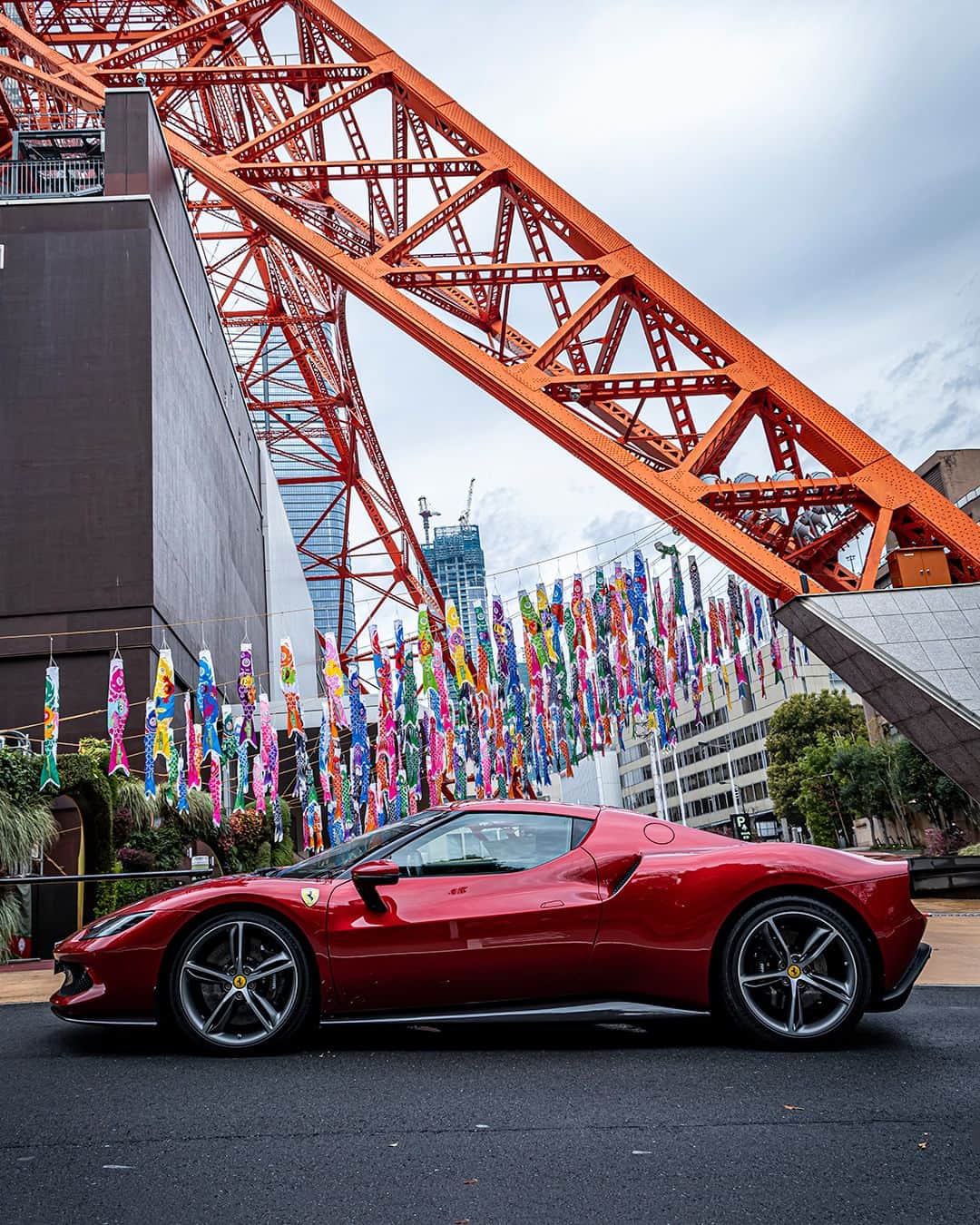Ferrari Japanさんのインスタグラム写真 - (Ferrari JapanInstagram)「コンパクトにしてモダン。#Ferrari296GTB のアイデンティティを体現する美しきフォルム。  #Ferrari #フェラーリ #296GTB #FerrariJapan #LuxuryLifestyle #LuxuryCars #CarLifestyle #Ferraristi #ラグジュアリーカー  #carstagram  #鯉のぼり #東京タワー」5月1日 8時00分 - ferrarijpn