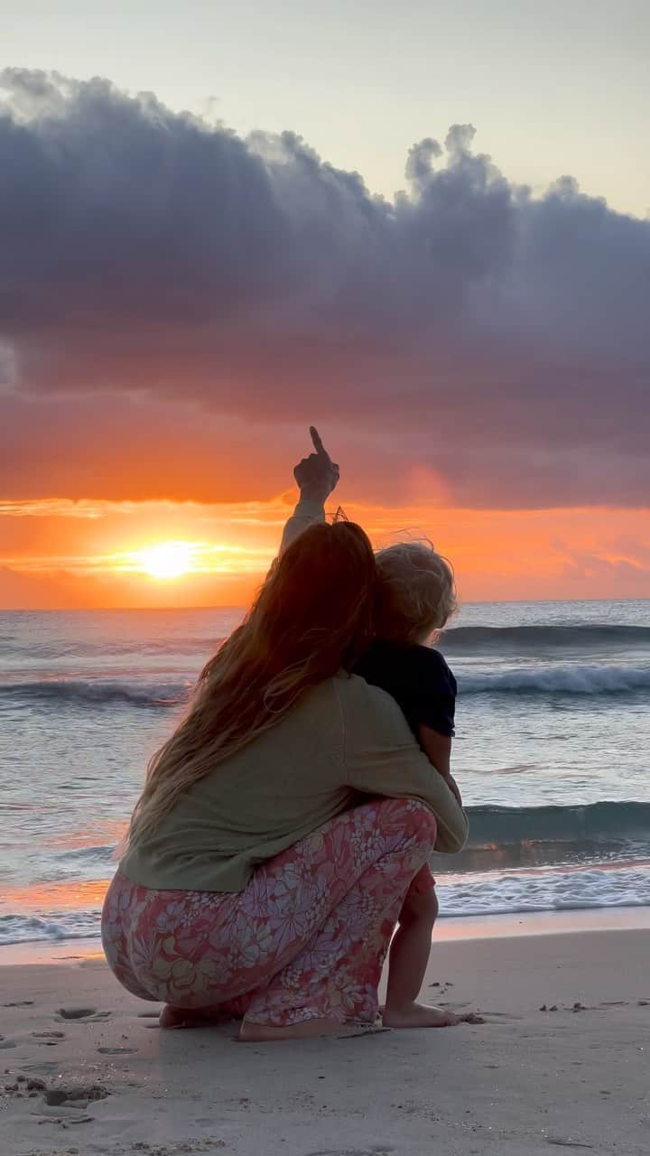 アラナ・ブランチャードのインスタグラム：「Sweet mornings in Australia with my Koda bear.」