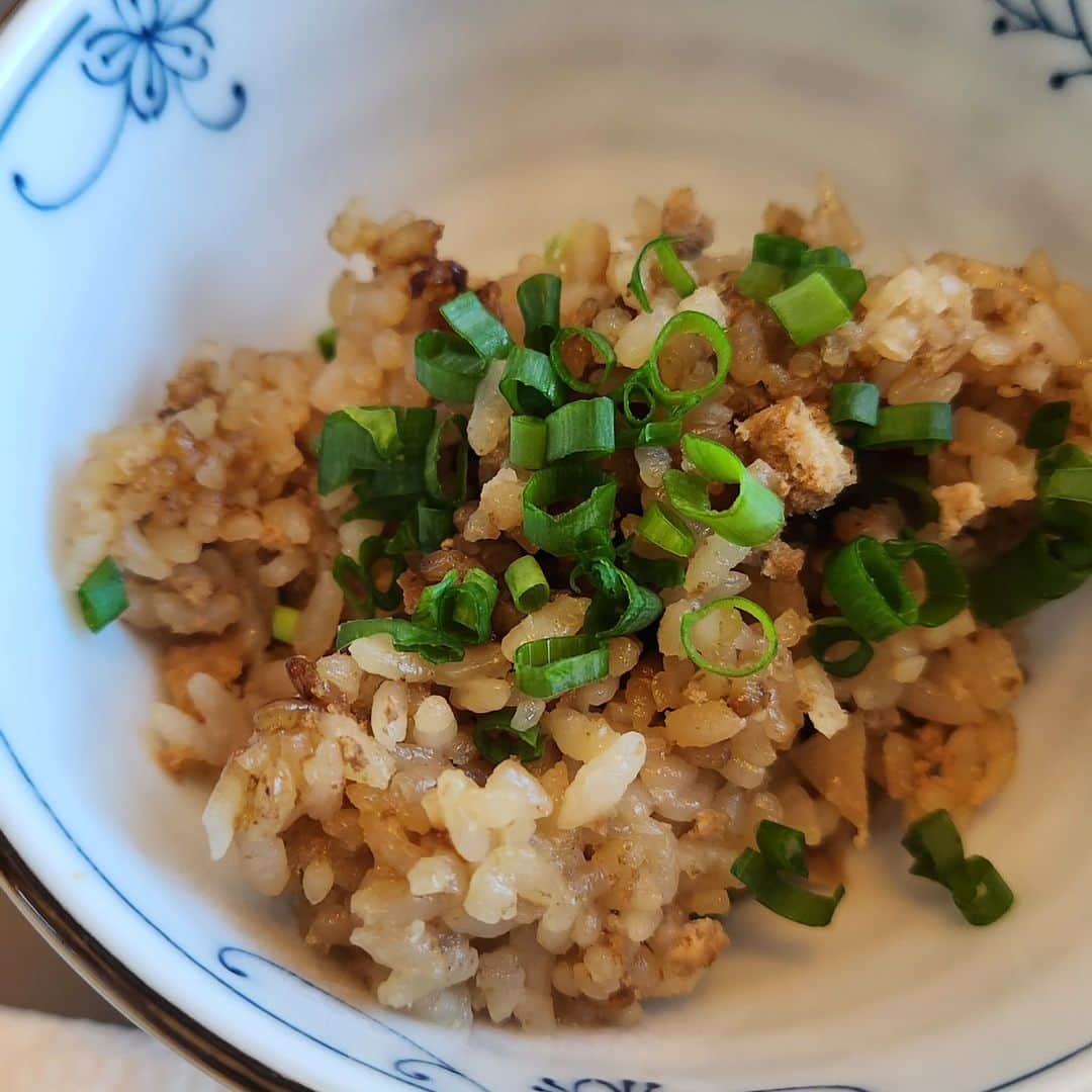 ピーターさんのインスタグラム写真 - (ピーターInstagram)「ハワイに来ても、たまには、家ご飯♥️  日本から、茹でて持ってきて貰った筍をあっさり煮たり、ホールフーズで買ったヒレ肉をステーキに🎵  卵入りのガーリックライス、太めの切り干し大根の三杯酢漬け、テールスープ。  ブロッコリーのマヨネーズサラダ、豚のスペアリブのトマト煮‼️  毎日外食だと、物価高と円安で、干上がります(爆)  　　　　　　　　　　慎之介拝  #ピーター #池畑慎之介 #ハワイ #ロングバケーション #ひとり旅 #家ご飯 #円安 #物価高 #ホノルル #もうすぐ帰るよ」5月1日 7時57分 - oziba1952