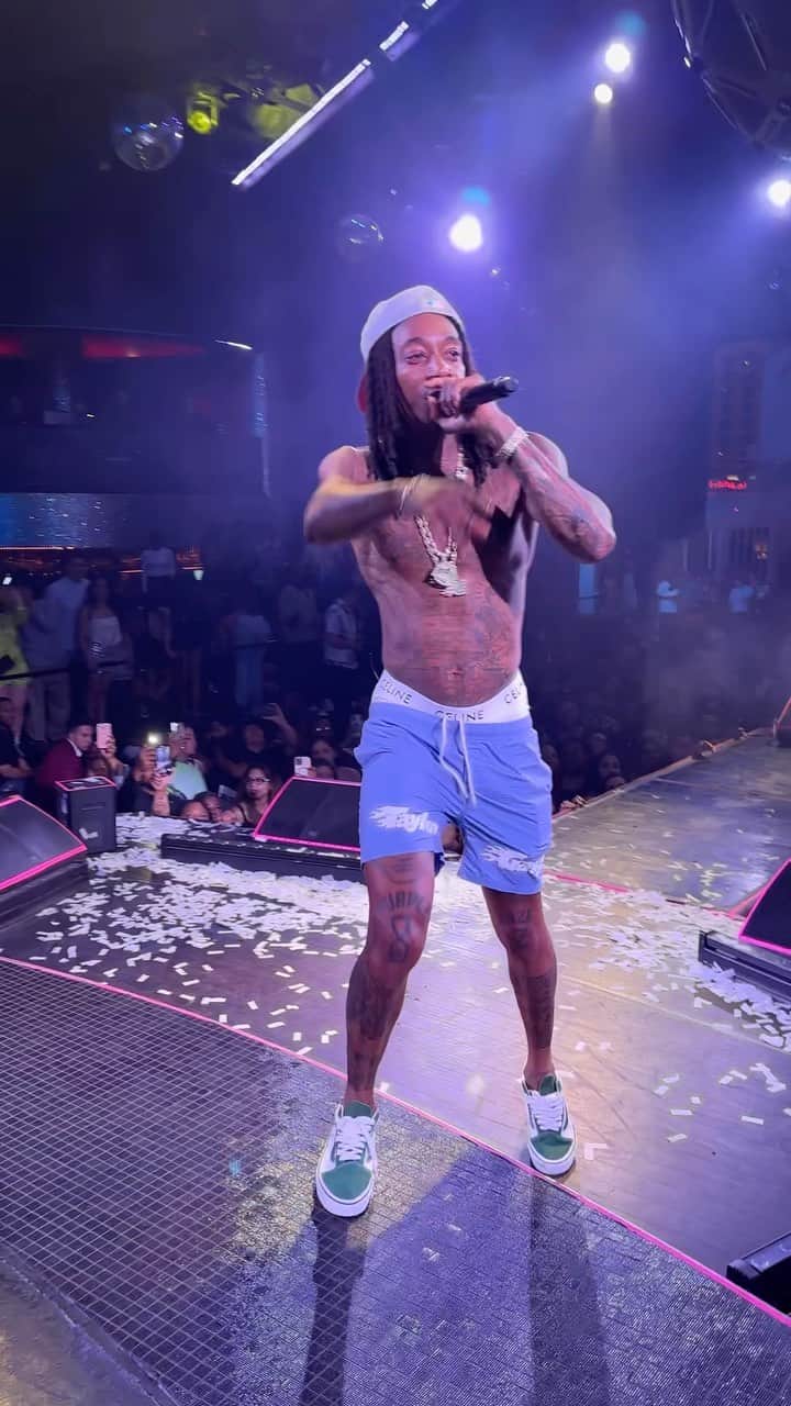 ウィズ・カリファのインスタグラム：「PARTY TIME   VEGAS TRIP 🍄✌🏾☮️💜🤘🏽😎」