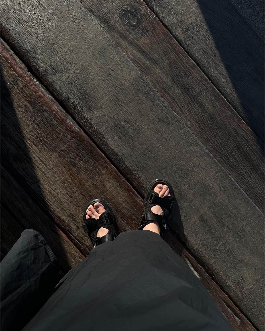 長谷川あやさんのインスタグラム写真 - (長谷川あやInstagram)「・ 最高のお天気と鎌倉散歩🥺!!!  『行こう。SHAKAと旅する、鎌倉。』 をテーマに長時間履いても疲れず アウトドアもタウンもシームレスに履ける アーバンアウトドアなSHAKAのサンダルを履いて 鎌倉の街を散策してきました✨ @shaka_footwear   今回の旅はディスカバー・ズシさん （ @discoverzushi2022 ）おすすめ 〝スラムダンクの聖地から 海沿いを楽しむコース″を👩‍🦰👩💕  📍建長寺 お寺の見学や禅体験 特製けんちん汁とヨリドコロさんのお弁当を。  📍長谷寺 海の見える寺としても知られ 見晴台や眺望散策路から一望できる 由比ヶ浜の海が最高でした。  📍THE CIRCUS チーズケーキとのペアリングにこだわった スペシャルティコーヒーやオリジナルドリンクがずらり。  📍鎌倉高校前 鎌倉に来たら絶対外せない『スラムダンク』の 聖地。海と江ノ電の眺めが素敵。次で映画は7回目!!笑  スラダンファンとしては興奮がおさまらない光景です。  📍WITH KAMAKURA 合掌造りの素敵な古民家でアフターパーティ。 最高の空間でした。  今回新登場の 『EX SOLEシリーズ』を履いて 長時間あるいたのですが しっかりフィットしてくれたので 全然疲れなかったんです🥺 私服との相性も合うし オンもオフもこれ一足で🙆‍♀️💕  自然と共にリラックスできた1日✨ 素敵な思い出になりました🧡🧡🧡  #SHAKA#シャカ#SHAKAと旅#アーバンアウトドア#スポサンコーデ」5月1日 8時08分 - ayasuke_0516