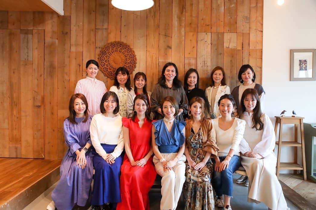 のインスタグラム：「淡路島のFARM＆CAFEパタジェウミソラを貸切で1DAYランチリトリートを開催しました🥰 @partageumisola   当日はあいにくのお天気でしたが FARM見学の時には奇跡的に雨がやみ みんなでワイワイ散策🎵  WSは急遽室内に切り替えましたが、 これまた正解で、室内だからこそ みんなでギュッと近い距離でたくさんお話しもでき 笑いあり涙ありの濃密な時間でした❤️  顔トレWSを担当してくれた 美BODYコンサルタントの @emiyoga_m   自分を愛する瞑想WSを担当してくれた マインドフルネス瞑想講師の @aya_murakami3   そして私は、在りたい自分と理想の人生を #マンダラチャート で掘り下げ 行動計画をたてるというWSを開催しました✨  ランチはFARMでとれた お野菜や#エディブルフラワー 、  新鮮なシーフードたっぷりの グルテンフリーランチ、#米粉のスイーツ 、 自家製#はちみつ のドリンクなどなど、  心も体も喜ぶ贅沢な体験でした❤️  みんなでリトリートする企画は これだからやめられない🥹  私こういう時間が本当に好きで💕  みんなとこうした体験を、 分かち合えることが幸せ。  ありがとうございました✨✨  #リトリート #retreat #淡路島 #awajishima #awaji #グルテンフリー #glutenfree #farm #nature #顔トレ #瞑想 #meditation #mindfulness #ビューティーライフダイアリー」