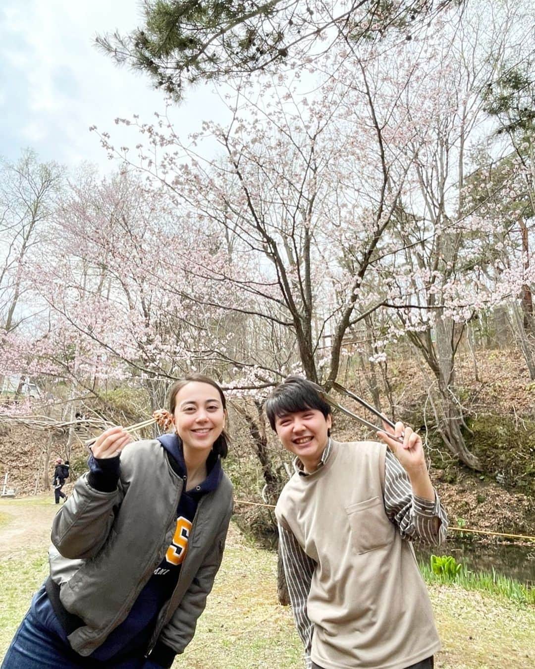 のインスタグラム：「きょうから5月、だんだんと北海道も暖かくなってきましたね！🌸  週末はBBQをされたという方も多いのではないでしょうか🥳🌷  桜をバックに土屋アナと藤澤アナのナイスショットです🎉🌸⭐️  #HTB #イチオシ‼︎ #土屋アナ #藤澤アナ #みんなでBBQしました🍖 #今月も元気に頑張りましょう♪」