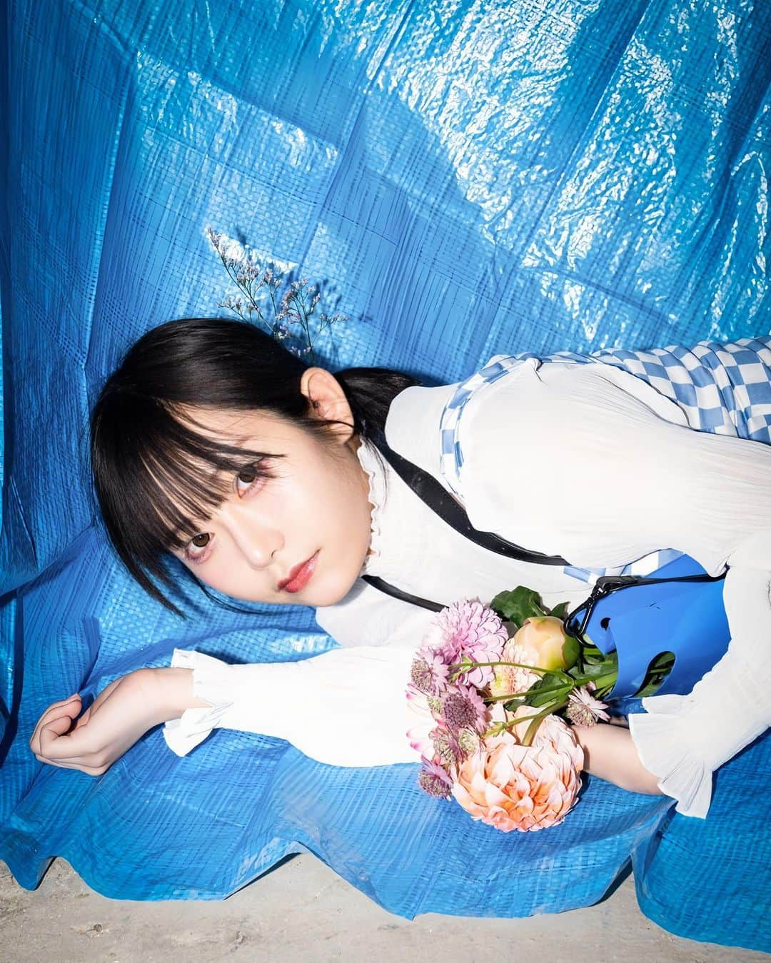 白釈迦遺さんのインスタグラム写真 - (白釈迦遺Instagram)「. 青と花。  💙🤍🩵  Photo  @toy.tokyo」5月1日 13時38分 - shaka_yui