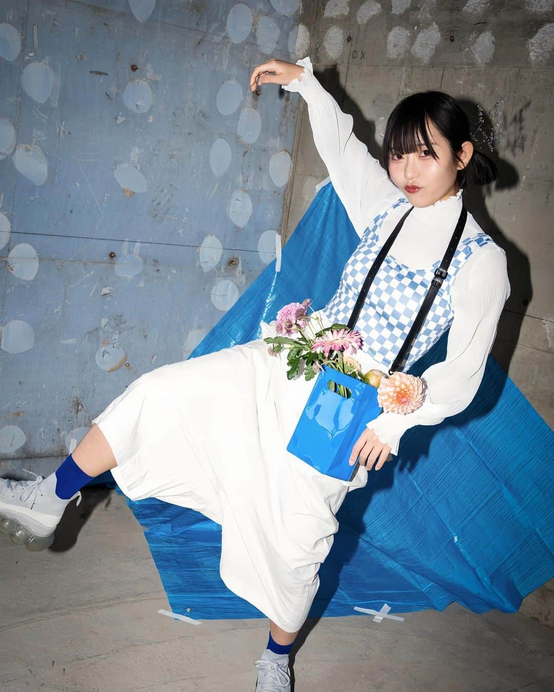 白釈迦遺さんのインスタグラム写真 - (白釈迦遺Instagram)「. 青と花。  💙🤍🩵  Photo  @toy.tokyo」5月1日 13時38分 - shaka_yui