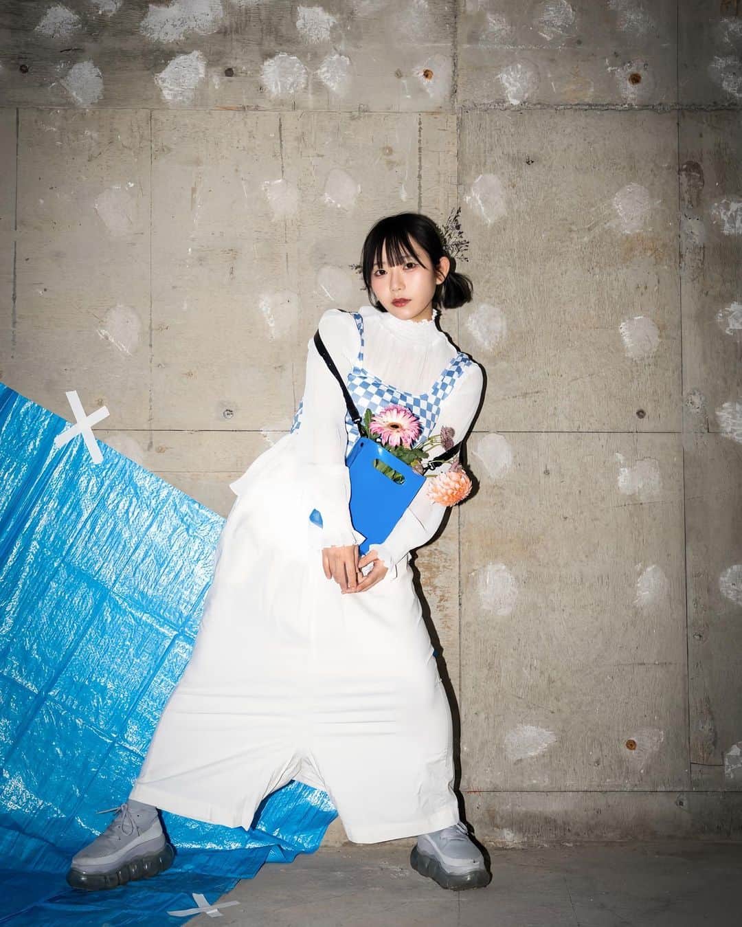 白釈迦遺さんのインスタグラム写真 - (白釈迦遺Instagram)「. 青と花。  💙🤍🩵  Photo  @toy.tokyo」5月1日 13時38分 - shaka_yui