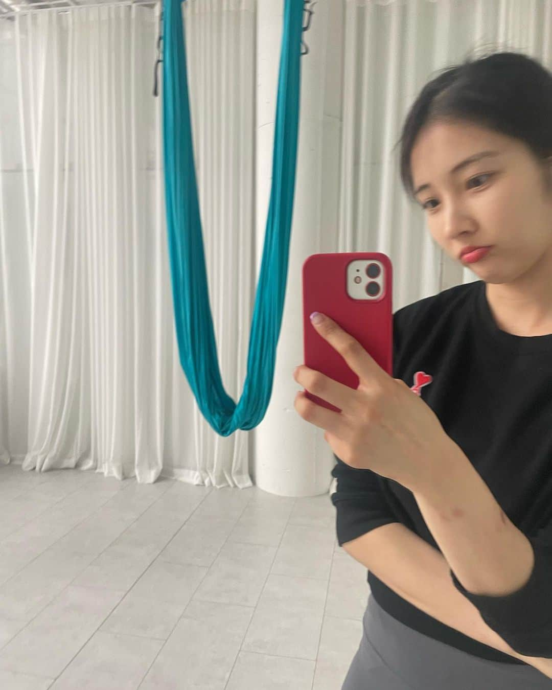 ジヒョン のインスタグラム：「완벽할 수는 없지만 하나씩 배워가고 있어요 5월의 시작 ! 서로 사랑과 감사가 가득하기를. 🙏🏻💫❣️🙌🌿」