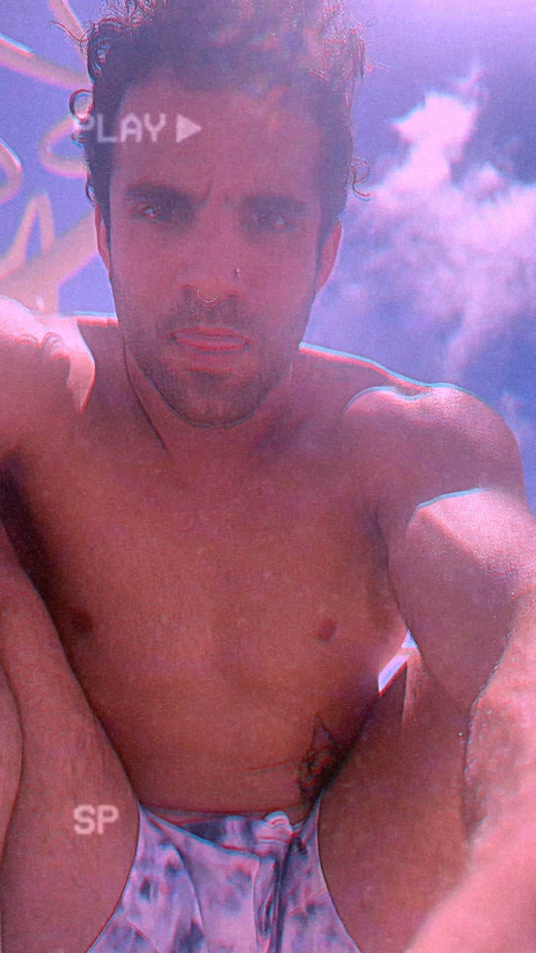 ダネル・レイバのインスタグラム：「Went to the beach…. Felt like doing a workout… did way less than I planned… but I mean this video still looks cool I guess 🤷🏽‍♂️💪🏽」