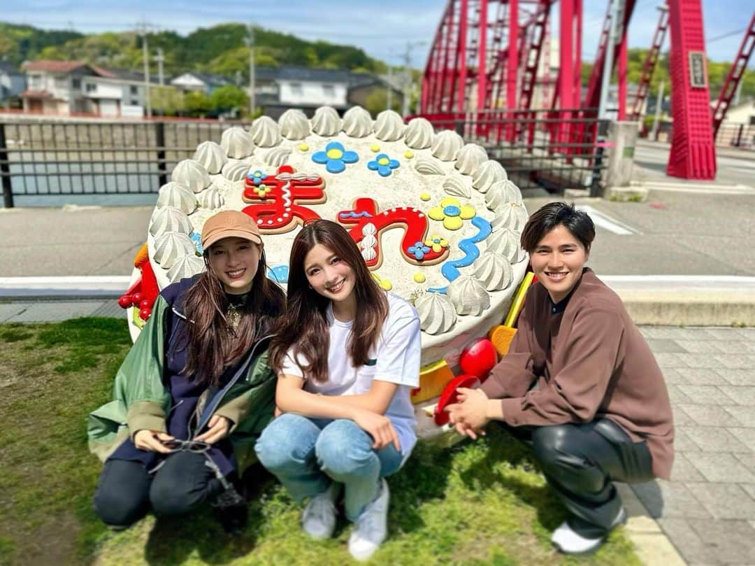 土屋炎伽のインスタグラム：「︎✴︎ #gw 🌈 皆さんいかがお過ごしでしょうか☺️ お休みの方もお仕事の方もいらっしゃると思いますが、 どなたにとっても充実した一週間になりますように🌟  実は先日、少し早めのGW休みと題して 姉弟旅行へ行ってきました❣️ 行き先は大好きな能登✨ 今まで個人的に能登を訪問しては ロケ地巡りをしてきたのですが、 やっと姉弟揃って訪れることができて 本当に感慨深いです😌  大自然に癒されて、懐かしい場所を巡って、 美味しいものを味わい続けたリフレッシュ旅🍀 またみんなで行けますように☺️」