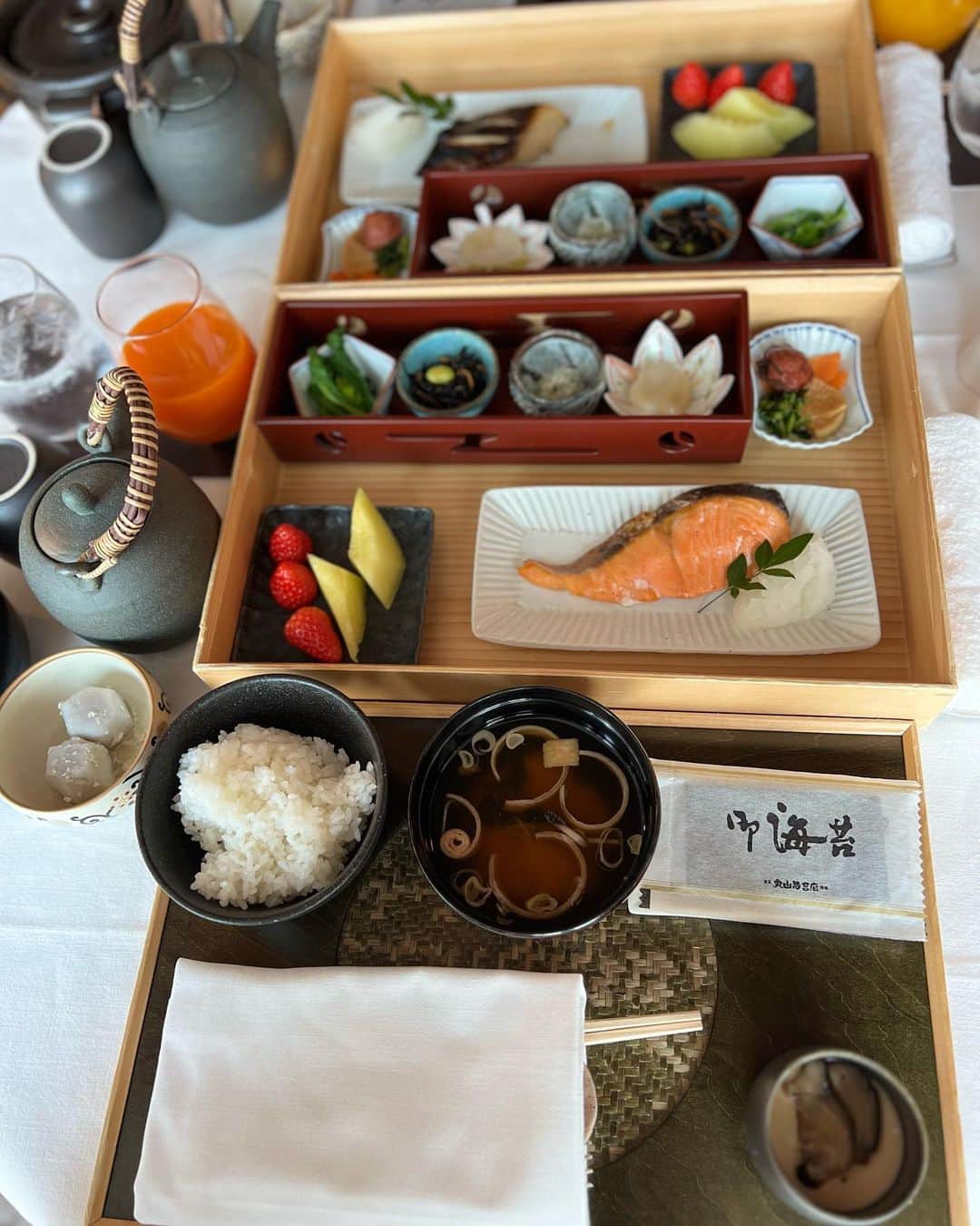 高倉絵理さんのインスタグラム写真 - (高倉絵理Instagram)「『マンダリン オリエンタル 東京』での朝食は お部屋でバイロンと一緒に。  最近、朝食は和食を選ぶことが多くなりました。 こちらの和食は、本日のお魚か焼鮭のプリフィクス。 優しい味付けの美味しい和朝食でした。  📍 マンダリン オリエンタル 東京 東京都中央区日本橋室町2-1-1 @mo_tokyo   #犬と旅行 #犬旅#いぬすたぐらむ #わんすたぐらむ #犬のいる暮らし#犬好きな人と繋がりたい #シニア犬 #おでかけわんこ部 #dogstagram #instadog #mandarinorientaltokyo #motokyo #mandarionoriental #ImAfan #worldoffans #マンダリンオリエンタル東京 #東京ホテル #タビジョ #ホテル好き #FansOfMO」5月1日 8時23分 - eri_t28