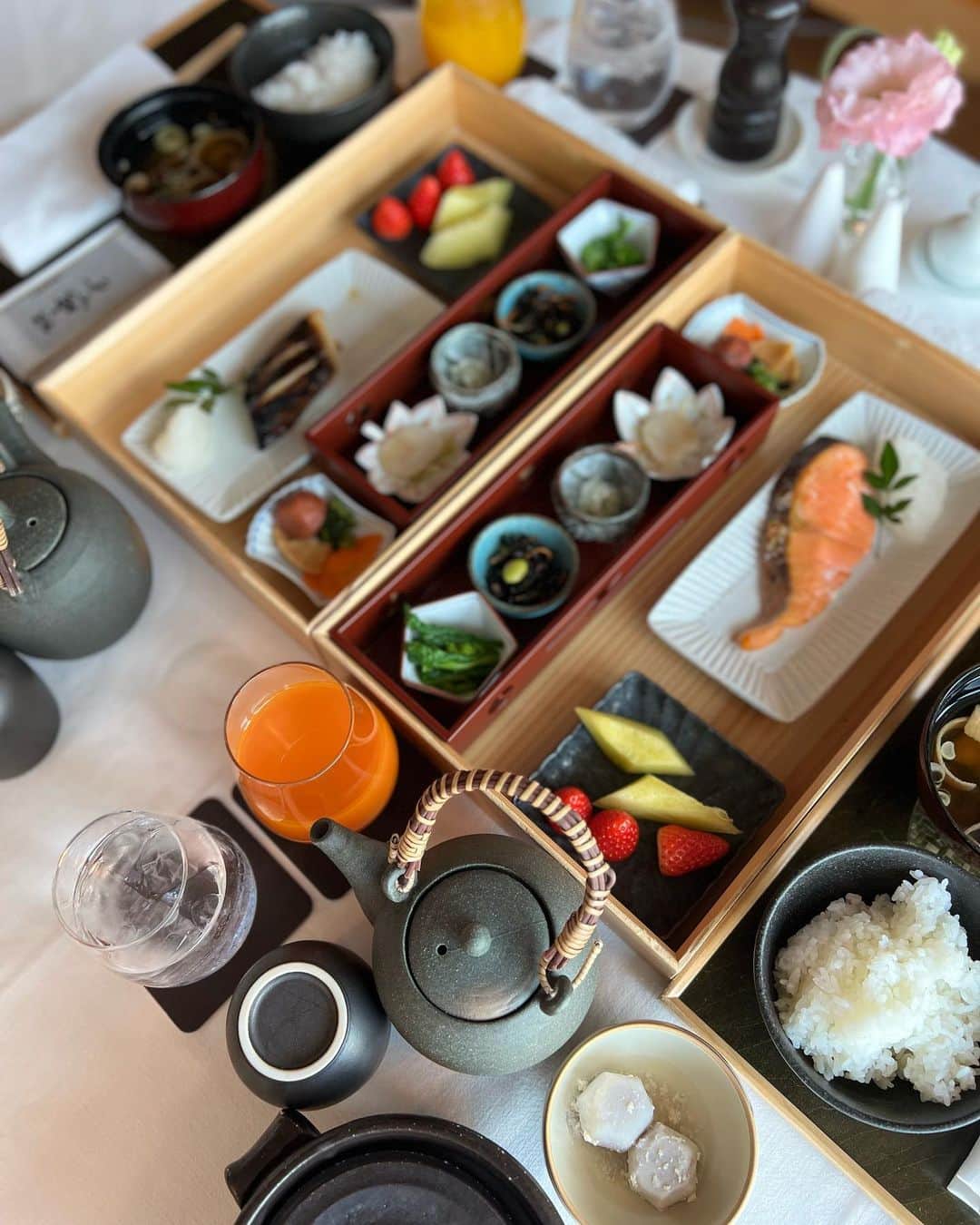 高倉絵理さんのインスタグラム写真 - (高倉絵理Instagram)「『マンダリン オリエンタル 東京』での朝食は お部屋でバイロンと一緒に。  最近、朝食は和食を選ぶことが多くなりました。 こちらの和食は、本日のお魚か焼鮭のプリフィクス。 優しい味付けの美味しい和朝食でした。  📍 マンダリン オリエンタル 東京 東京都中央区日本橋室町2-1-1 @mo_tokyo   #犬と旅行 #犬旅#いぬすたぐらむ #わんすたぐらむ #犬のいる暮らし#犬好きな人と繋がりたい #シニア犬 #おでかけわんこ部 #dogstagram #instadog #mandarinorientaltokyo #motokyo #mandarionoriental #ImAfan #worldoffans #マンダリンオリエンタル東京 #東京ホテル #タビジョ #ホテル好き #FansOfMO」5月1日 8時23分 - eri_t28