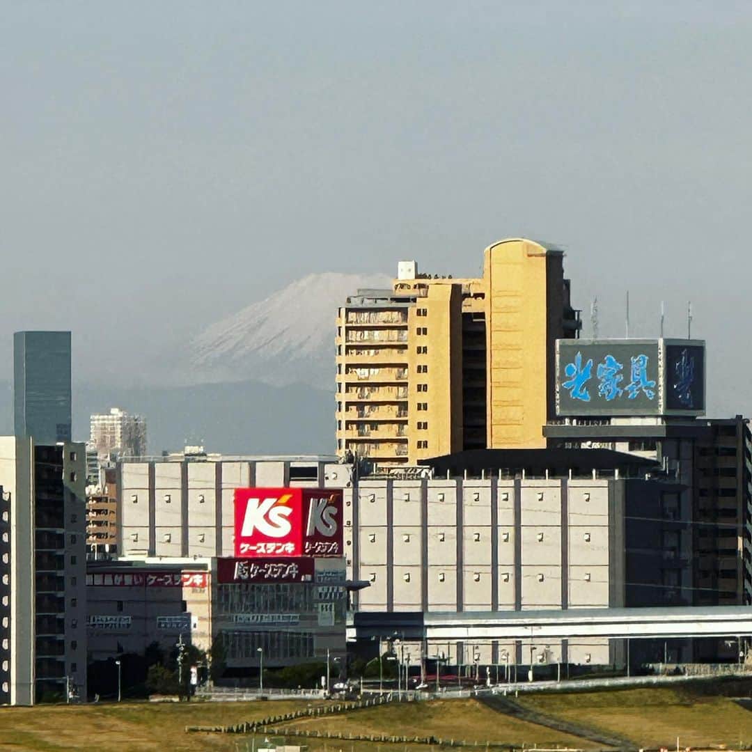 ハチミツ二郎さんのインスタグラム写真 - (ハチミツ二郎Instagram)「四つ木〜舎人ライナーの辺りで富士山がデッカく拝めました。  #富士山 #東京から富士山 #mountfuji #fujiyama」5月1日 8時23分 - jirohachimitsu