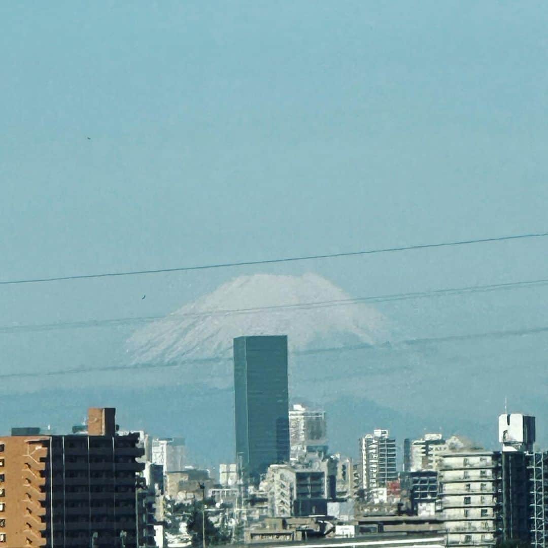 ハチミツ二郎さんのインスタグラム写真 - (ハチミツ二郎Instagram)「四つ木〜舎人ライナーの辺りで富士山がデッカく拝めました。  #富士山 #東京から富士山 #mountfuji #fujiyama」5月1日 8時23分 - jirohachimitsu