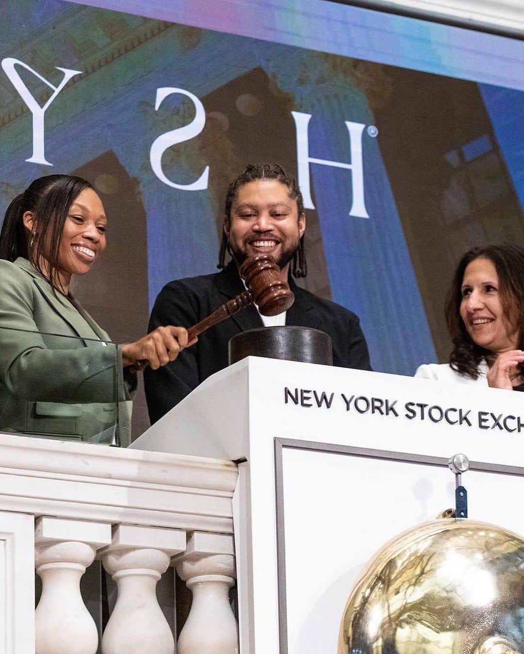 アリソン・フェリックスのインスタグラム：「@bysaysh ringing it in at @nyse 🔔 Another step closer to creating a better world for women 🙌🏾」