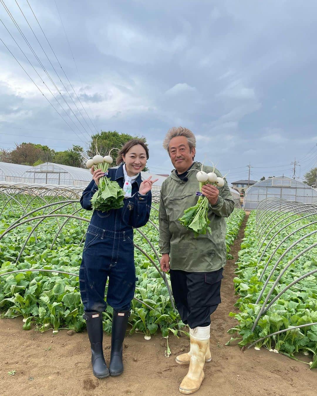 須田亜香里さんのインスタグラム写真 - (須田亜香里Instagram)「5月1日(月)NHK 12:20〜 【#うまいッ】 今回は千葉県柏市の小カブ農家さんへ。 すっごく綺麗で美味しい子カブ。 なんと、驚きの時間帯から皆さん収穫作業をしていらっしゃいました🌙 何時なのか、予想しながら放送観てみてね😊 OAではロケ、スタジオ、生ナレーションと須田の声も姿も盛りだくさんです🫣 ラストはいただいた子カブで母が作ってくれた浅漬け。 美味しかった💓 #NHKうまいッ #千葉県柏市 #こかぶ」5月1日 8時43分 - akarisuda