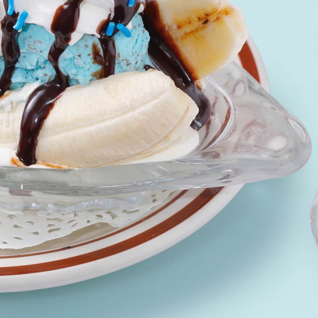 のインスタグラム：「🩵CHOCOMINT MENU🩵 🗓4/29〜6/30🗓 これからのジメジメした季節、チョコミントアイスでスカッとしましょう🏌🏼‍♂️✨ 🩵chocomint chake　 チョコミントアイスクリームをたっぷりと使用しました❗️見た目がかわいいだけじゃなく、味も絶品👍 🩵chocomint sundae Hershey'sチョコレートとチョコミントアイスクリーを使用🍫ホイップクリームとソフトクリームもたっぷり入っております🩵チョコミントアイスの上にはパリパリのチョコレートソースがかかっています🍩 🩵chocomint brownie  人気NO.1☝️✨当店大人気のブラウニーとチョコミントアイスクリームのコラボレーション🫶あたたかいブラウニーと冷たいアイス、、、、最高です🤤 🩵chocomint ice cream  ペパーミントのアイスとチョコチップの食感が美味しいチョコミントアイス ⭐️ パリパリのHershey'sチョコレートソースがかかっています🍫 🩵chocomint banana sprit 去年も大大大人気だったチョコミントのバナナスプリット🍌バナナとチョコミントの相性も抜群🗽見た目だけではなく味も最高な当店のバナナスプリットをぜひ🤗 #chocomint #chocolate #mint #bananasprit #sundae #shake  #hohokamdiner #チョコミン党 #チョコミント #チョコミントアイス」