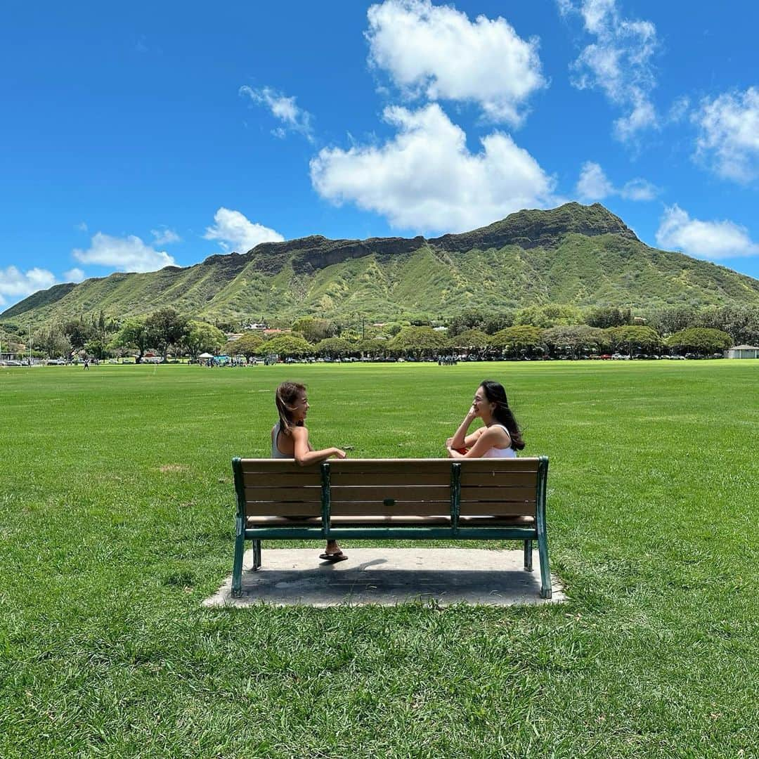 碧井椿さんのインスタグラム写真 - (碧井椿Instagram)「🌞🌈🌞🌈  今日は、朝6時30分からアラモアナビーチパークを 一緒に走って歩いたあとにヨガ&クリスタルボール🧘‍♀️✨  クリスタルボールの音色とハワイの風が 気持ち良かった❤︎  誘ってくれてありがとう🌈✨」5月1日 8時37分 - vivichan1325